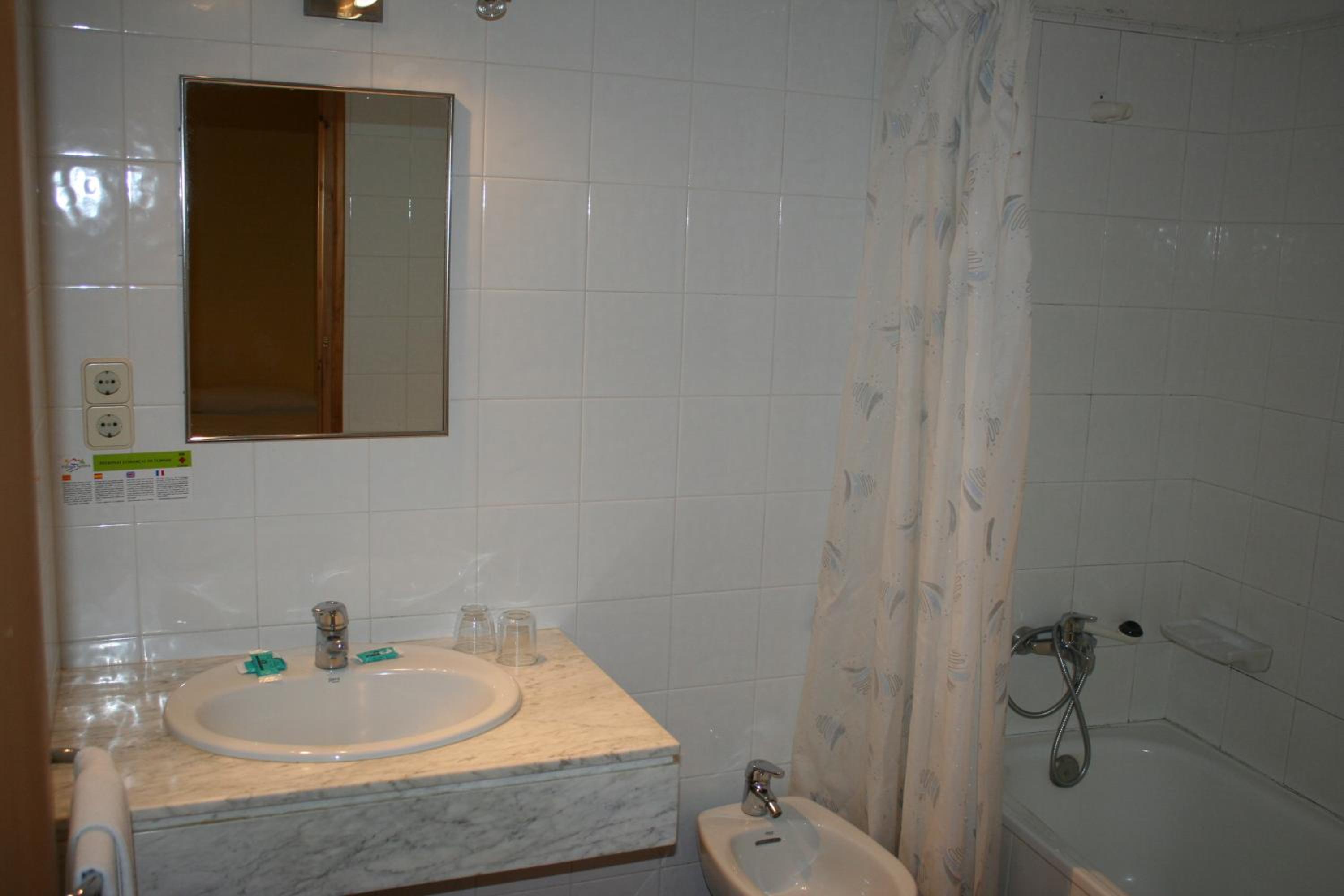 Double or Twin Room - Photo 5