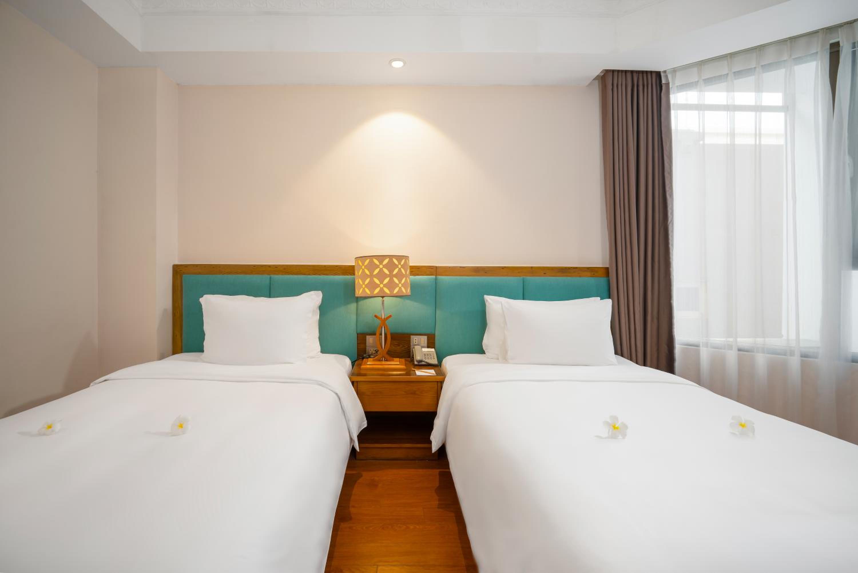 Superior Twin Room with Window - High Floor photo 3