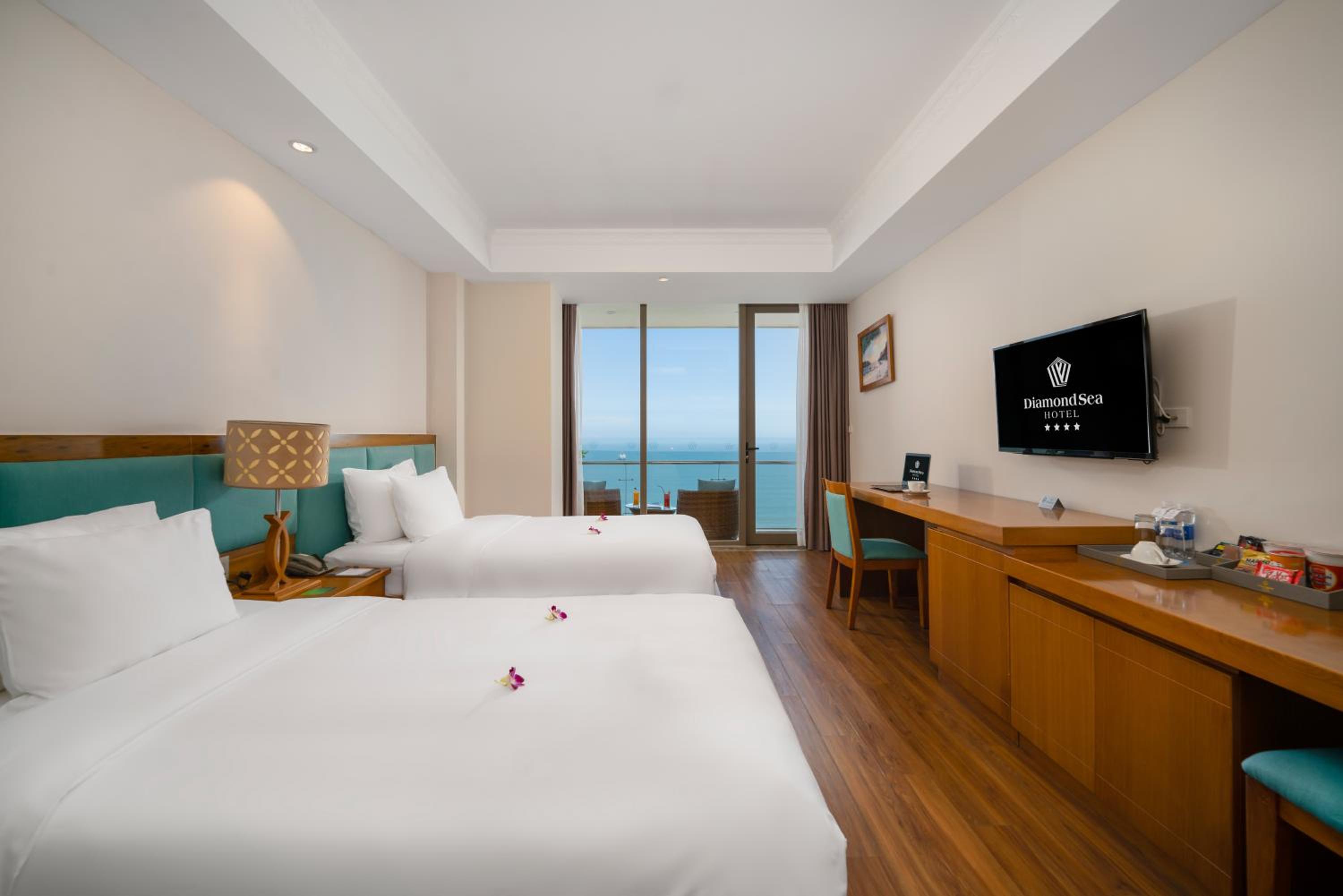 Premier Twin with Balcony - Ocean View photo 3