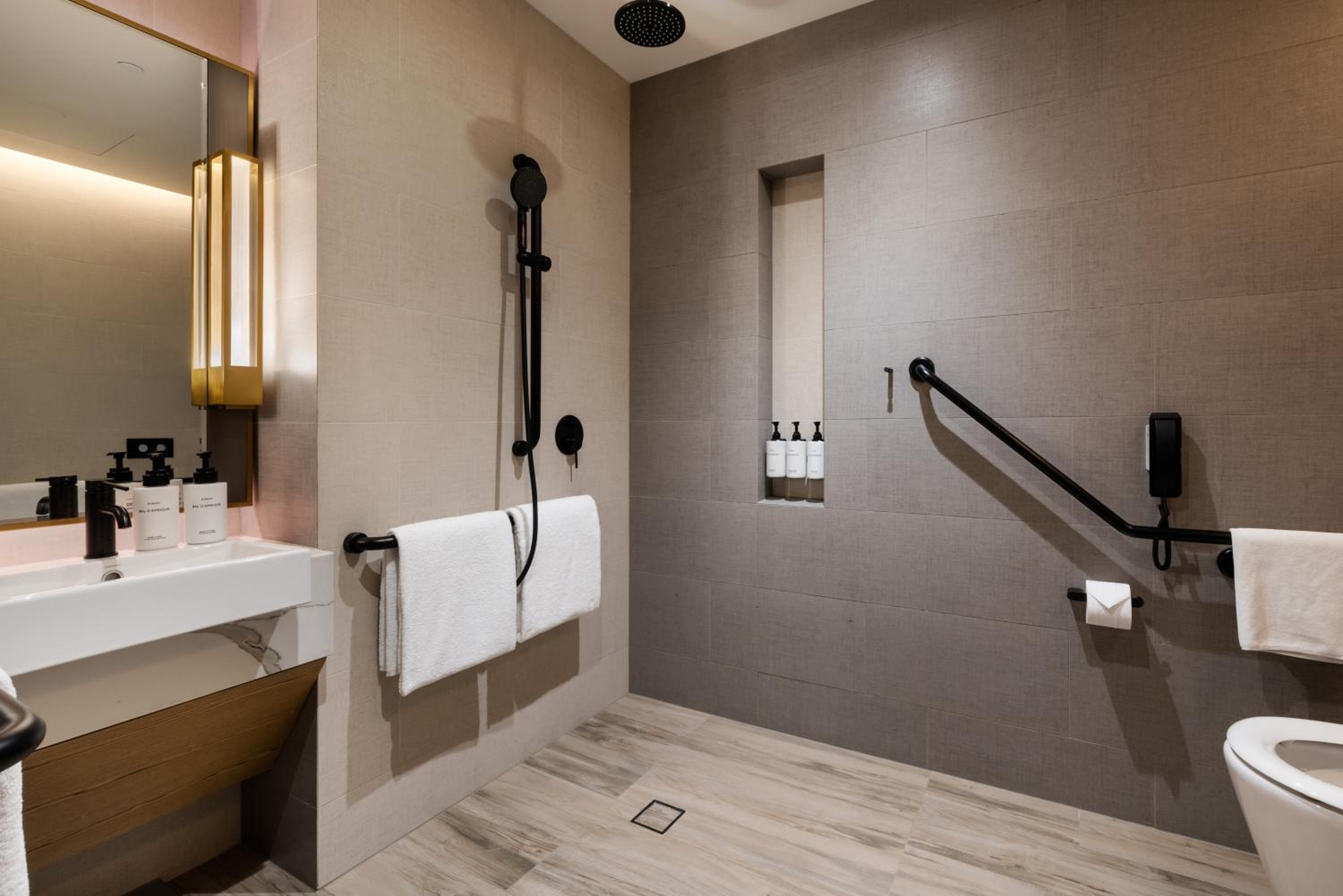 Premium King Room with City View - Accessible thumbnail 6