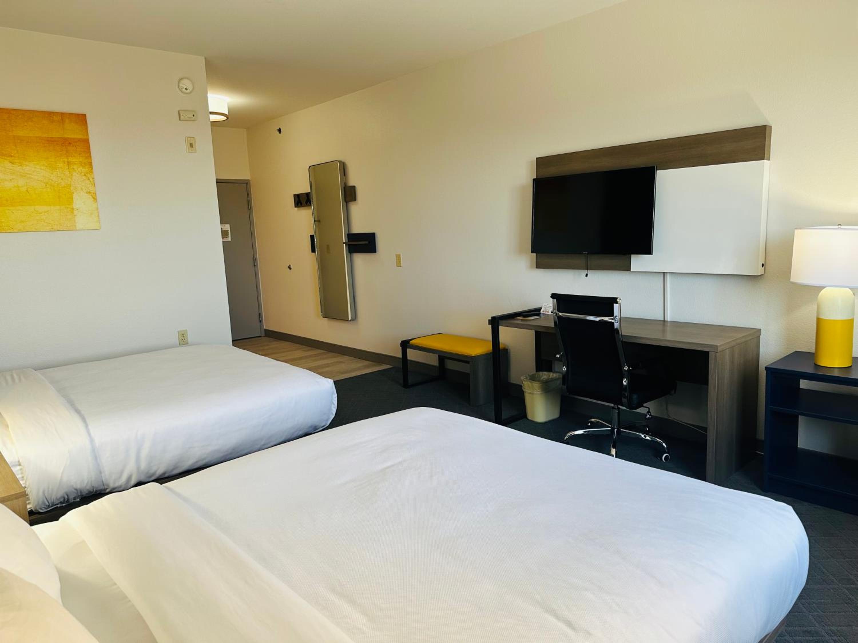 Queen Room with Two Queen Beds - Non Smoking - Photo 4
