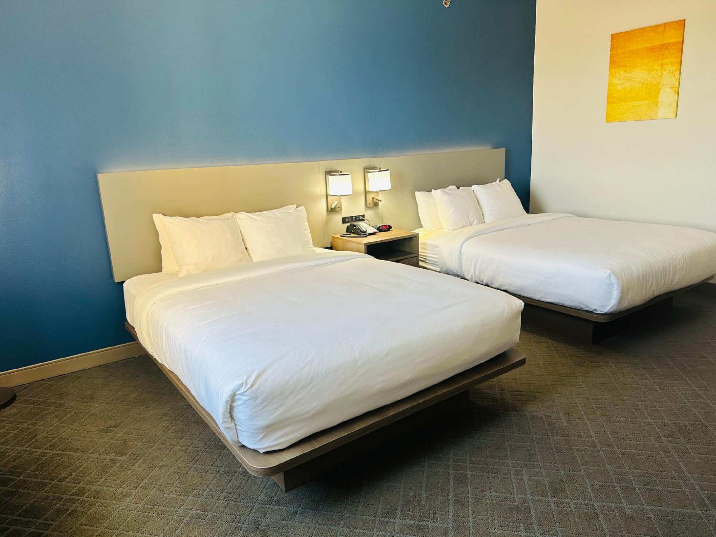 Queen Room with Two Queen Beds - Non Smoking - Photo 1