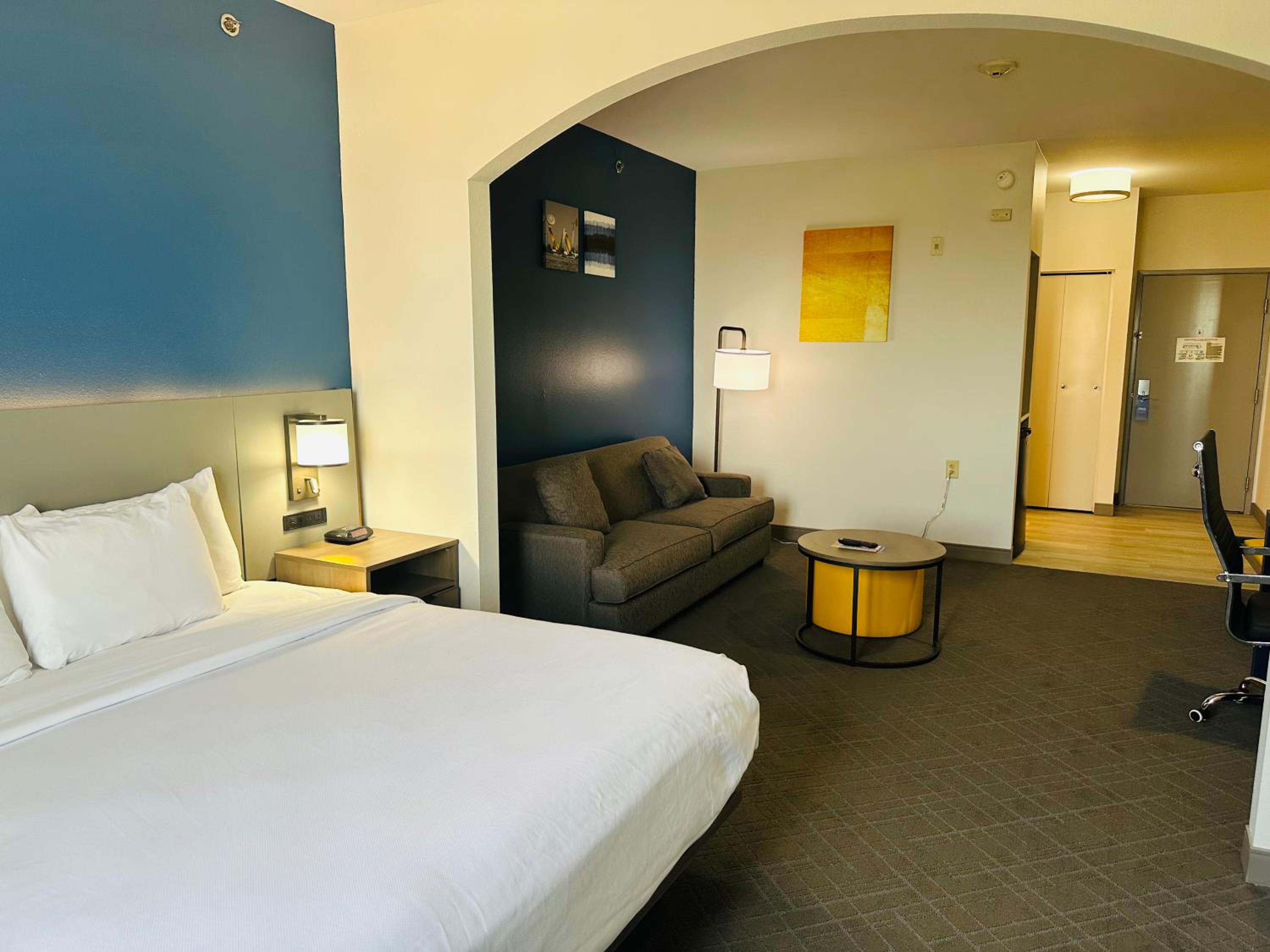 King Suite - Non Smoking - Photo 5