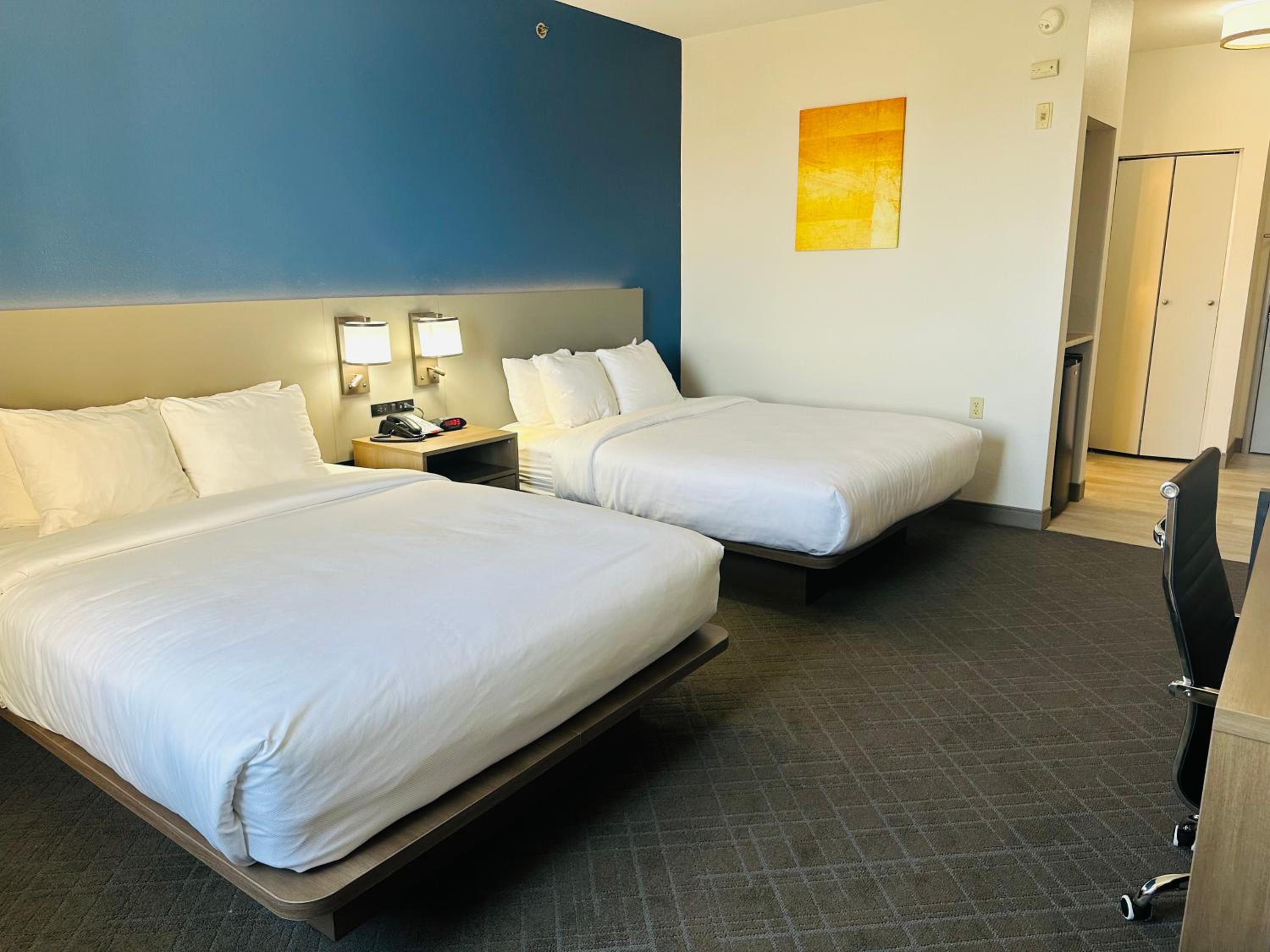 Queen Room with Two Queen Beds - Non Smoking - Photo 6
