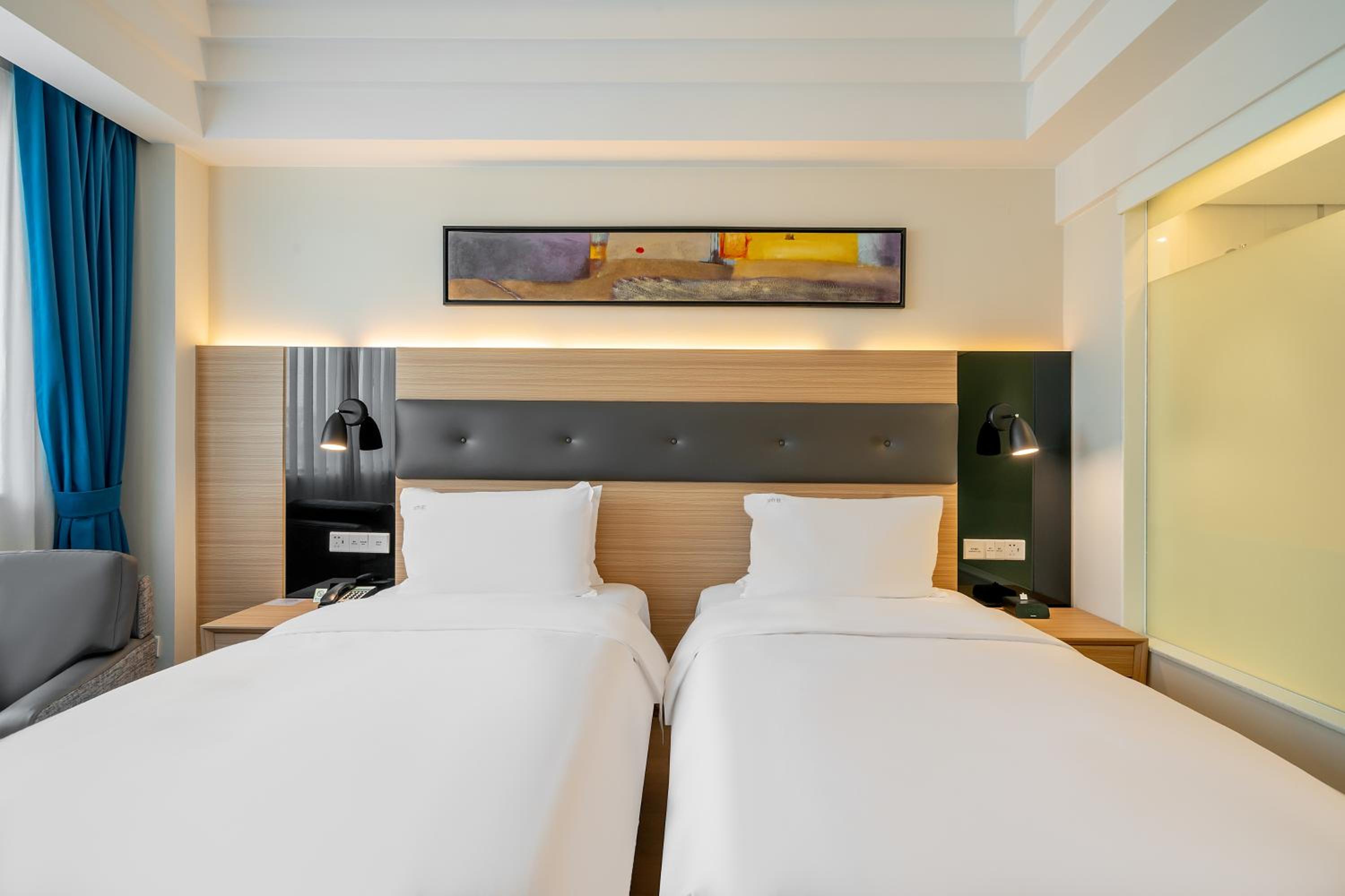 High Floor Standard Twin Room thumbnail 5