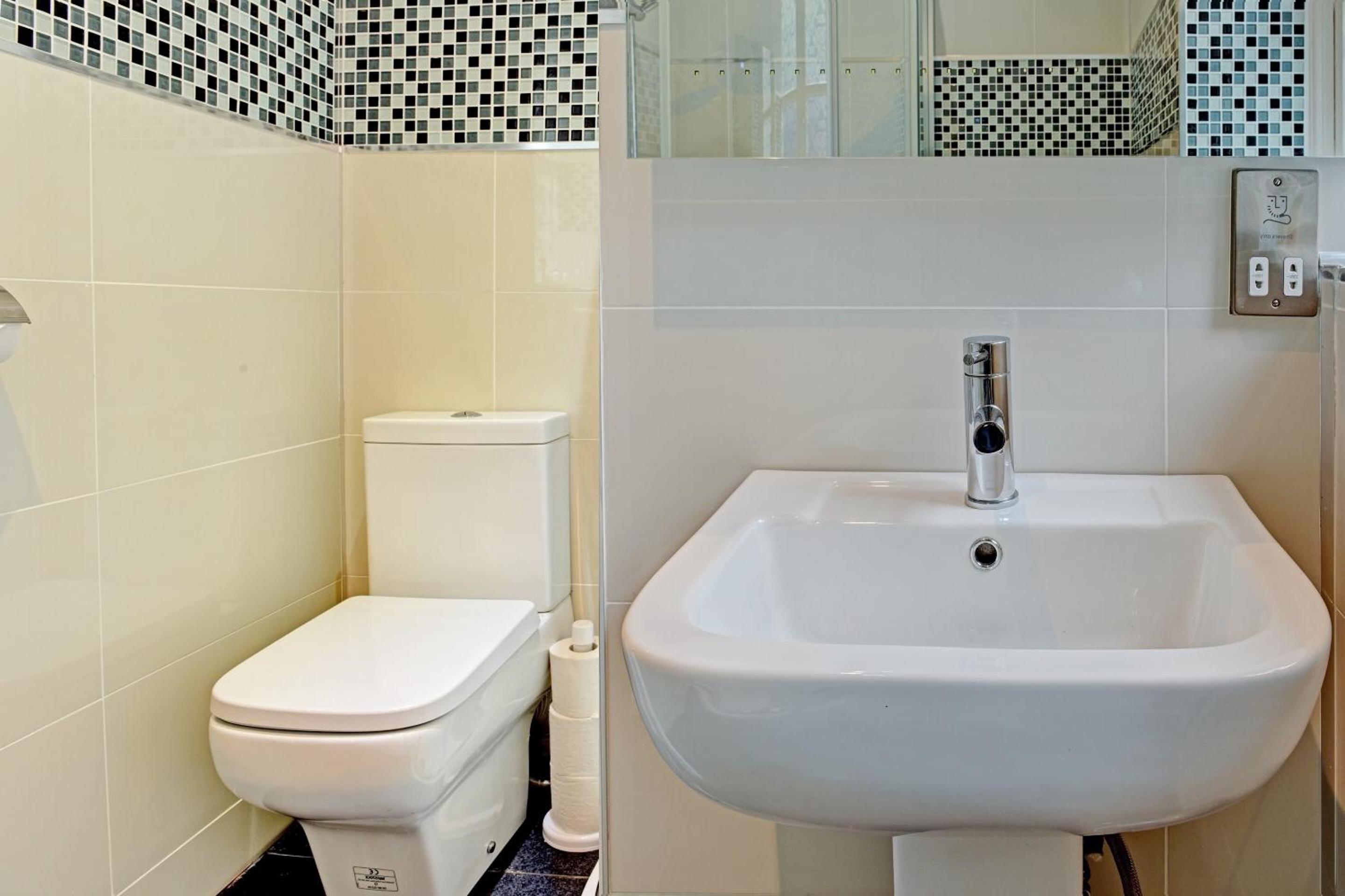 Standard Double Room - Photo 6