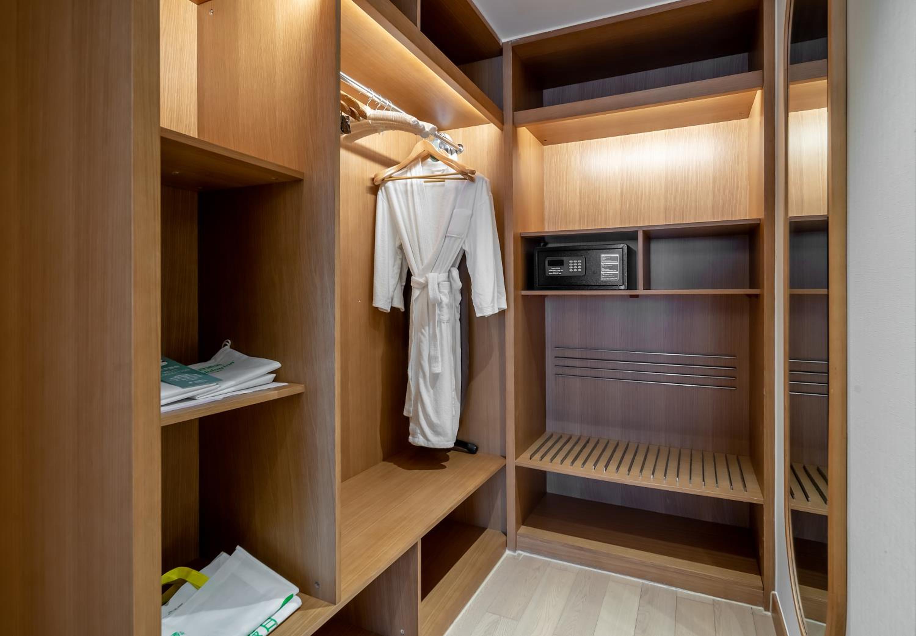 Two-Bedroom Suite thumbnail 6