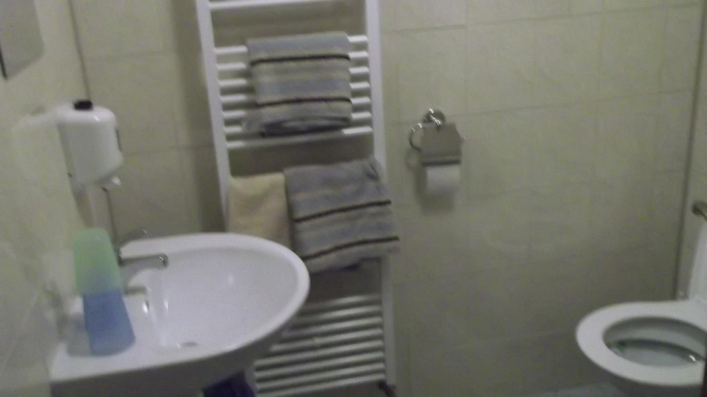 Standard Twin Room - Photo 2
