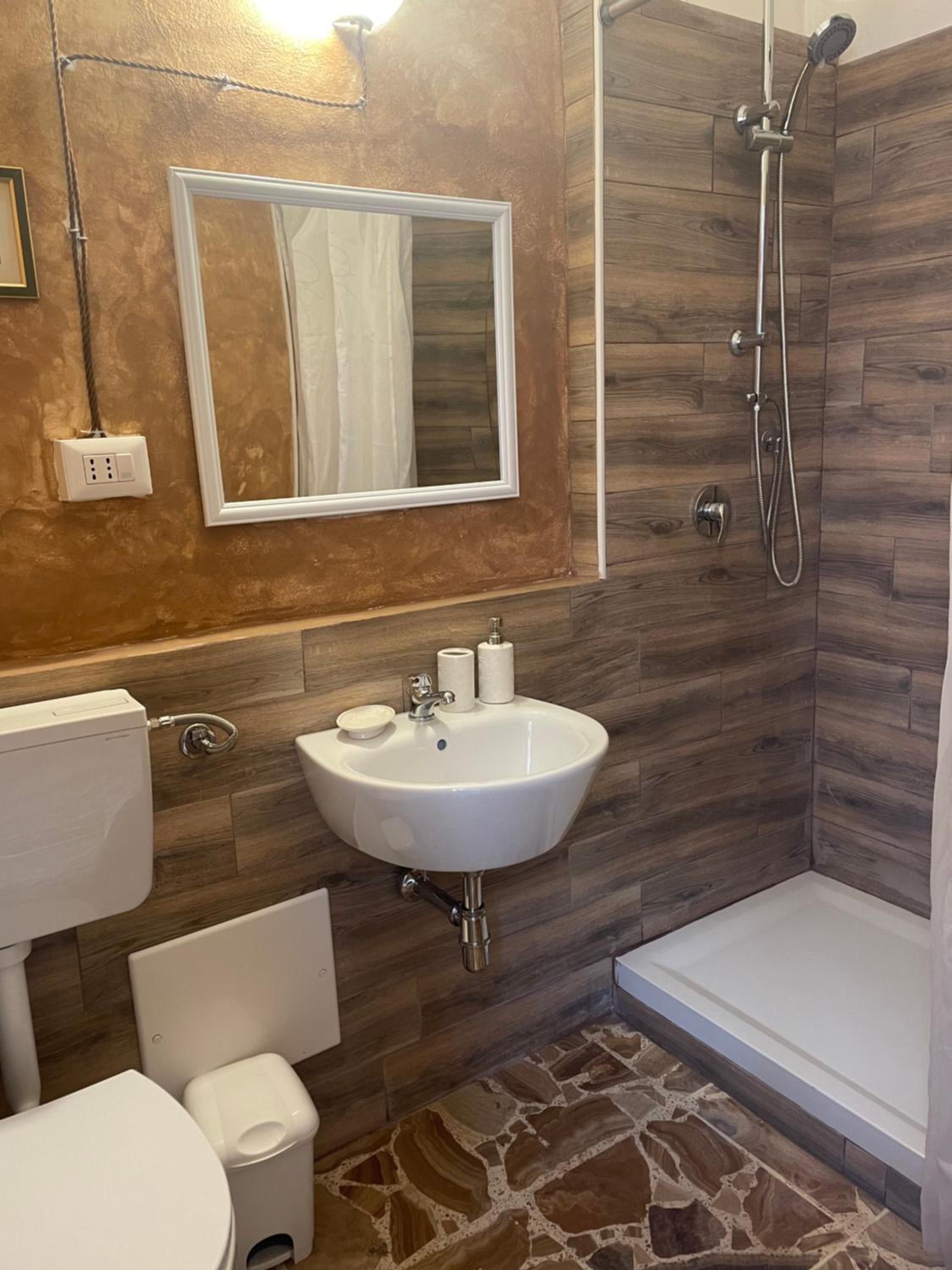 Deluxe Suite - Photo 3