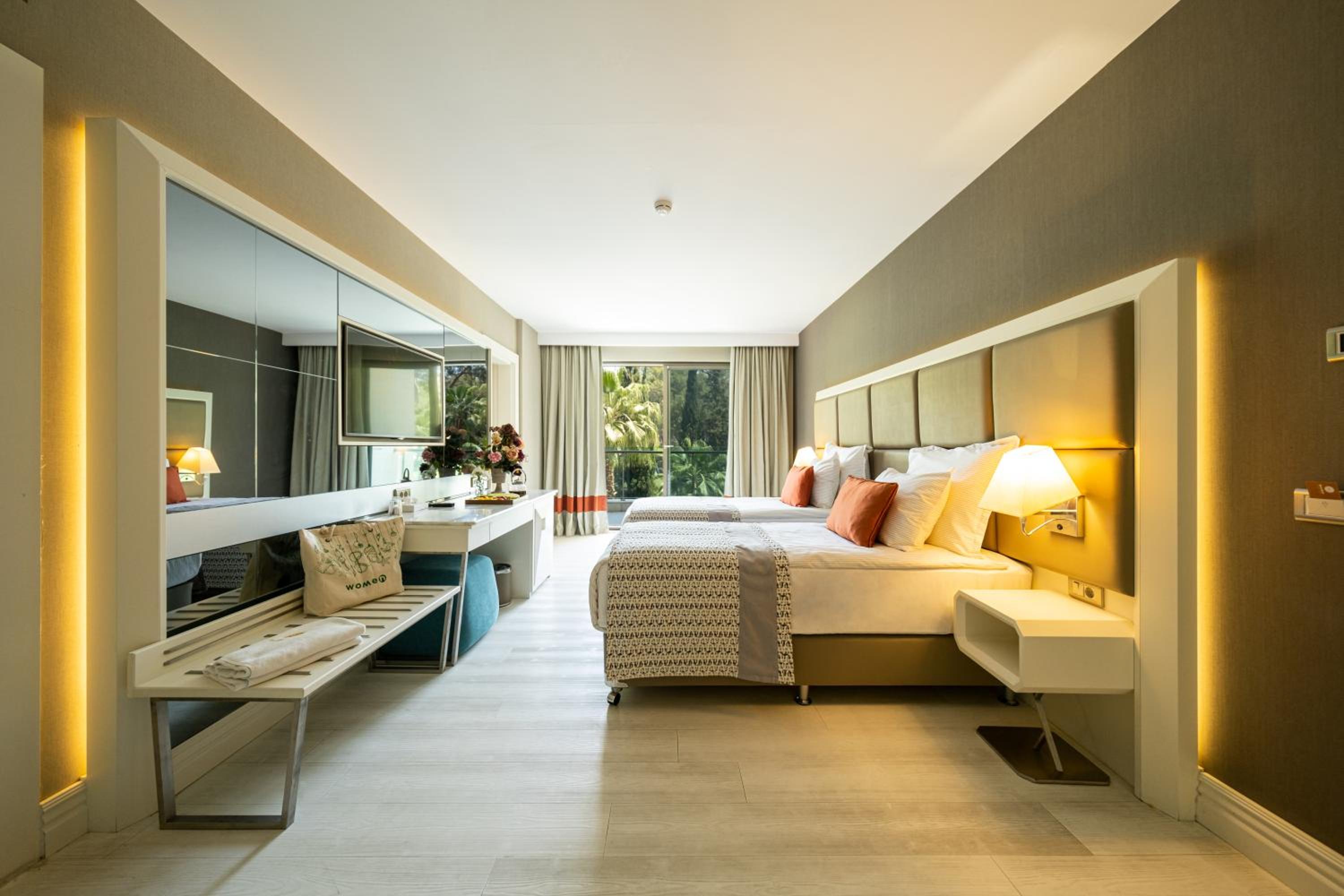 Quadruple Room with Garden View - Photo 9