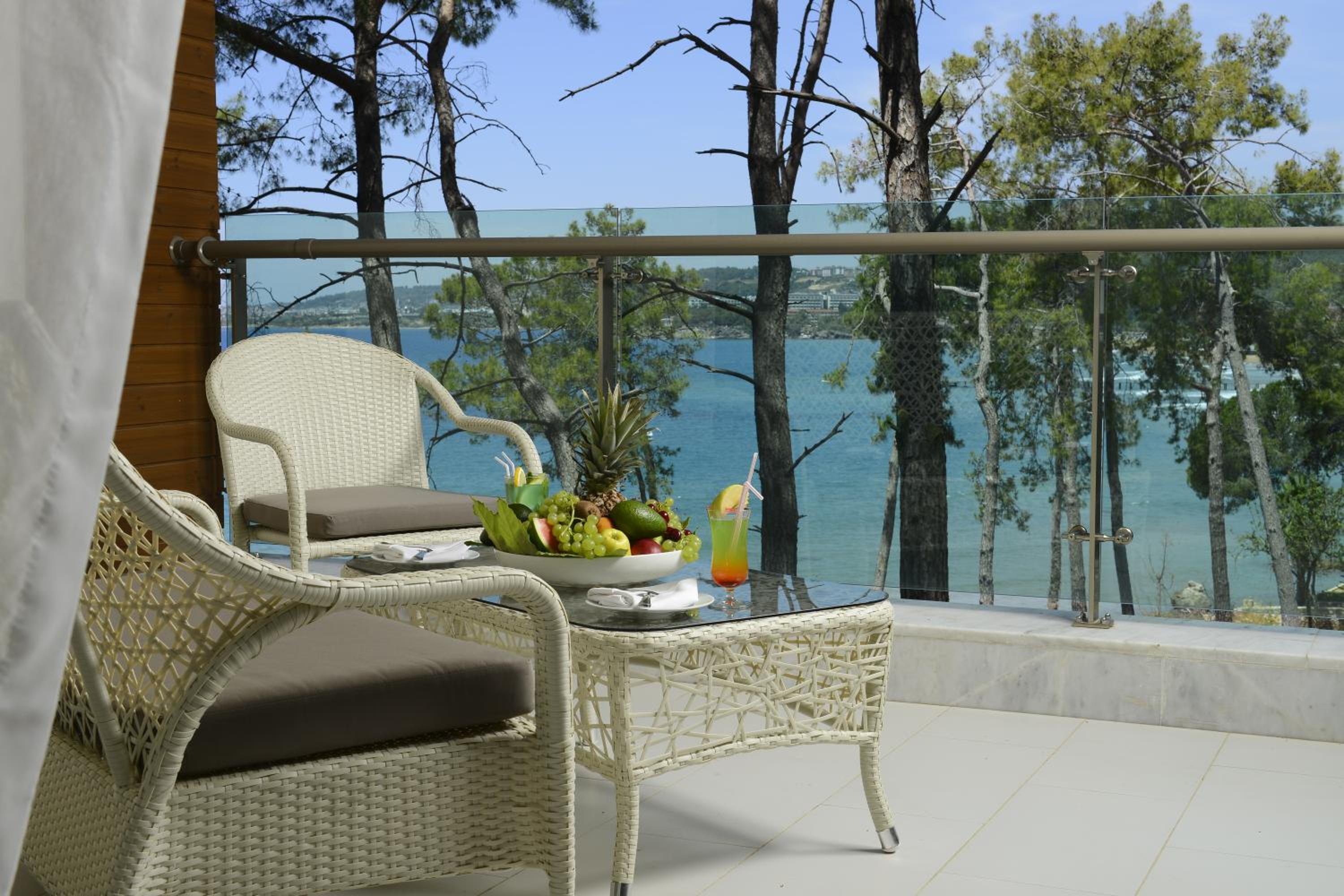 Quadruple Room with Sea View - Photo 9