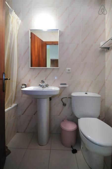 Single Room with Private Bathroom photo 2