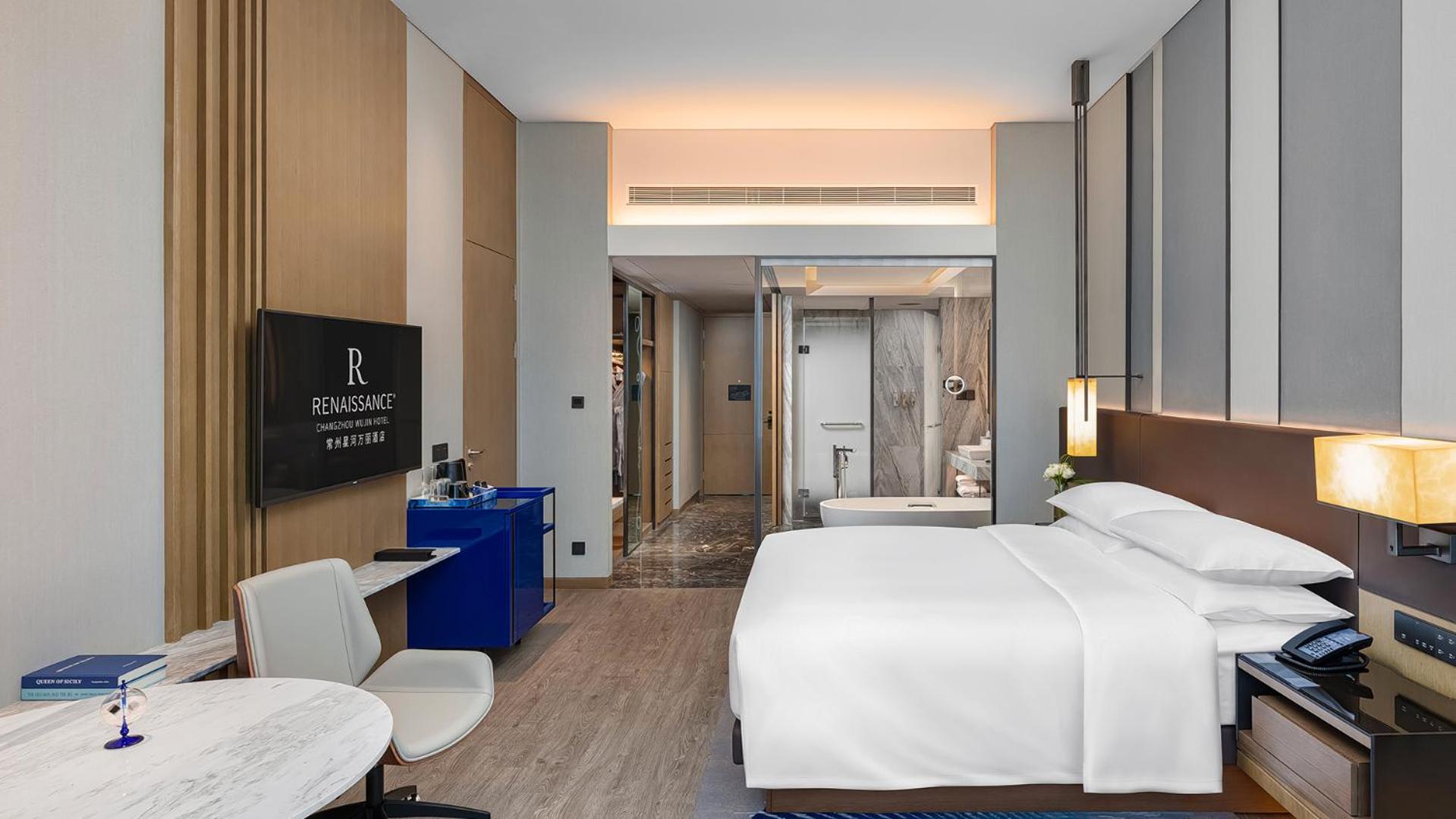 Standard King Room with Lake View - Photo 3