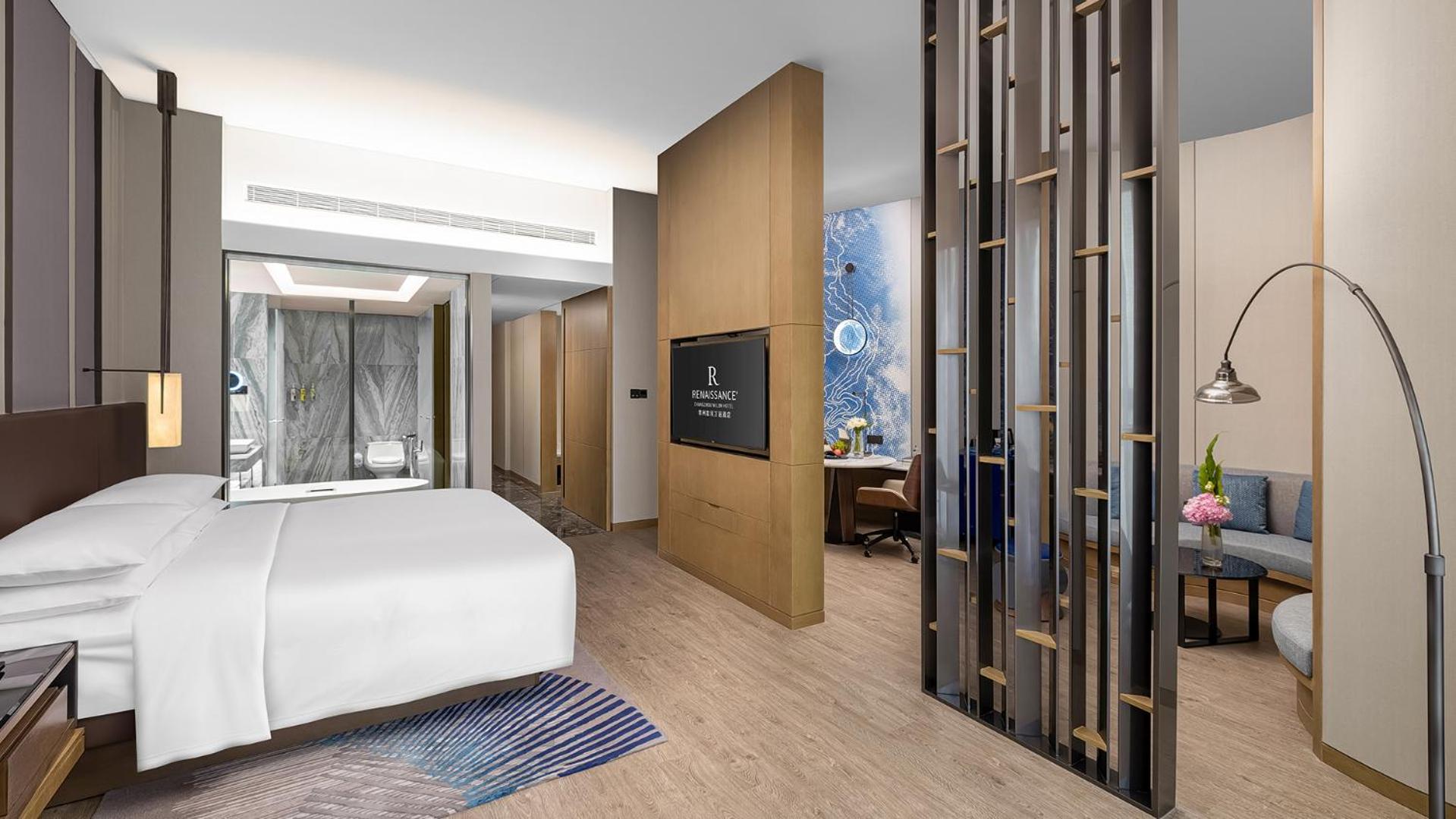 Premier King Room - Club Lounge Access - Photo 3