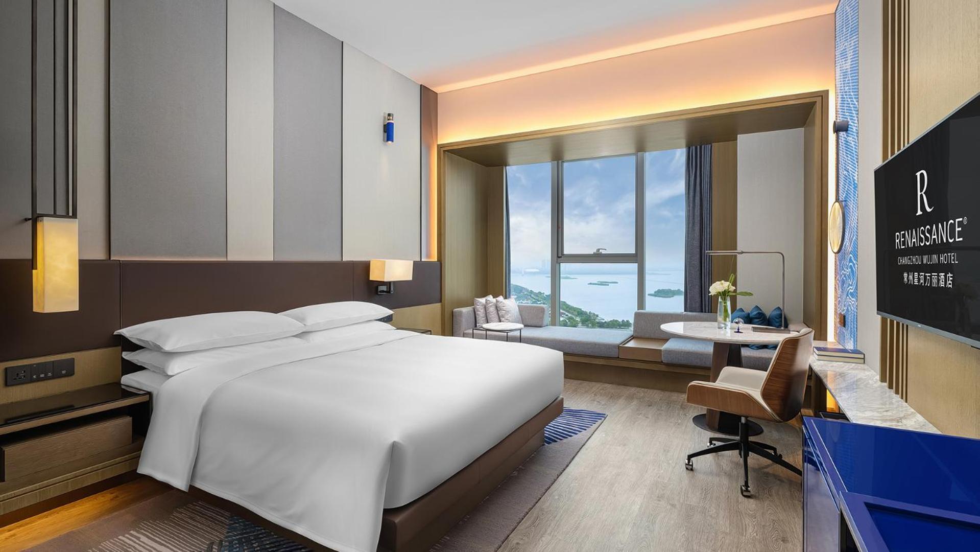 Standard King Room with Lake View - Photo 2
