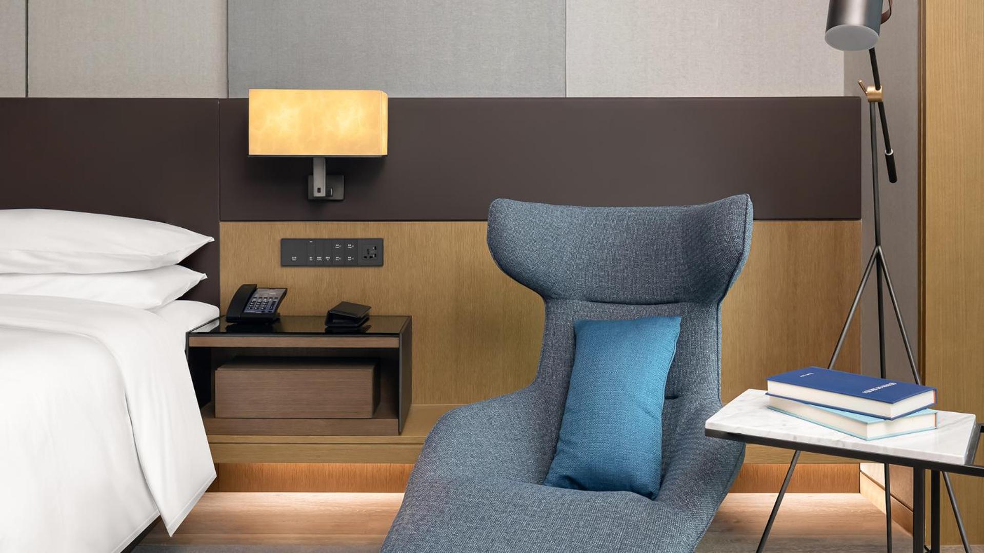 Executive King Room with Lake View - Club Lounge Access - Photo 1