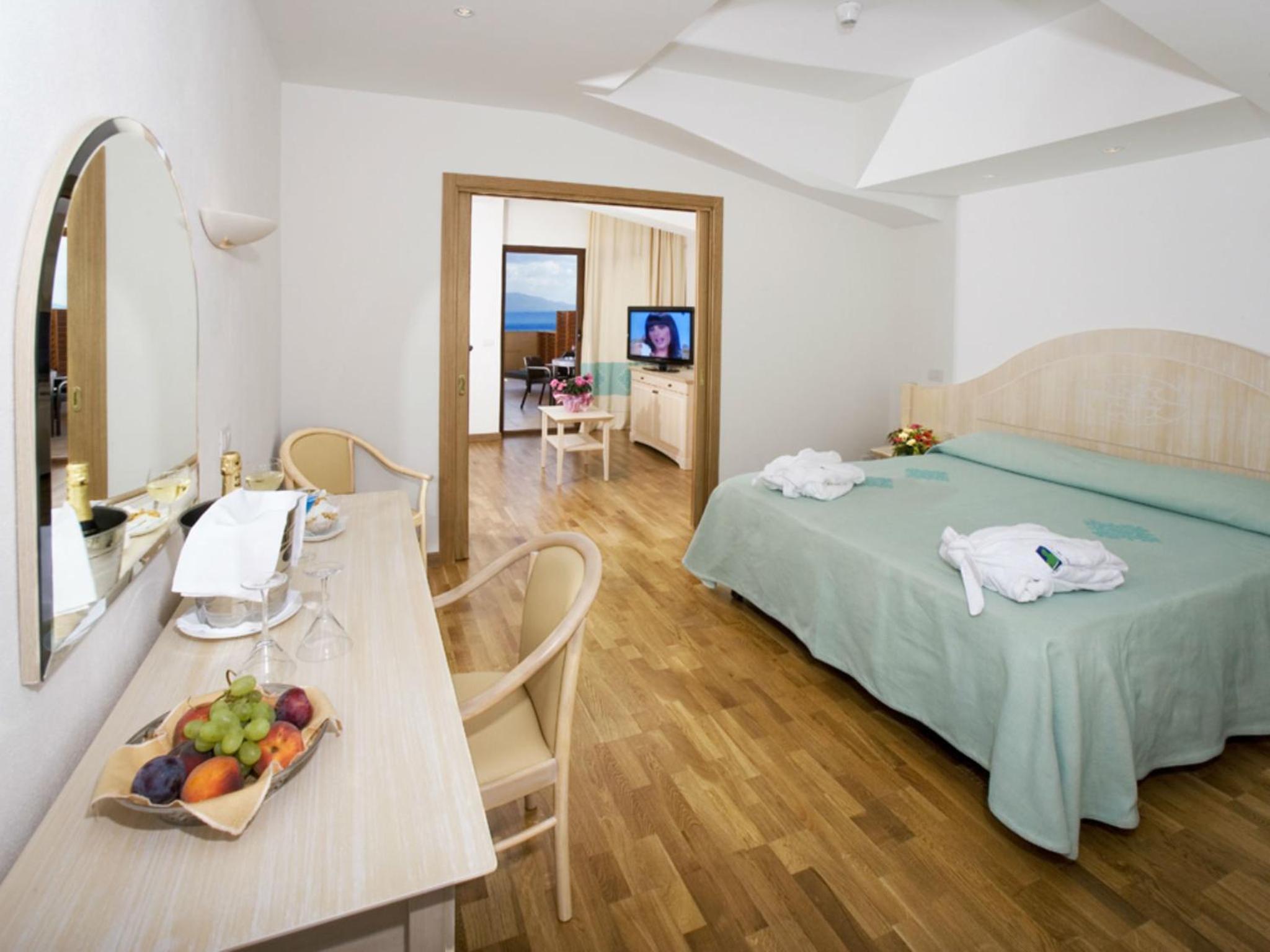 Junior Suite with Sea View - Photo 3