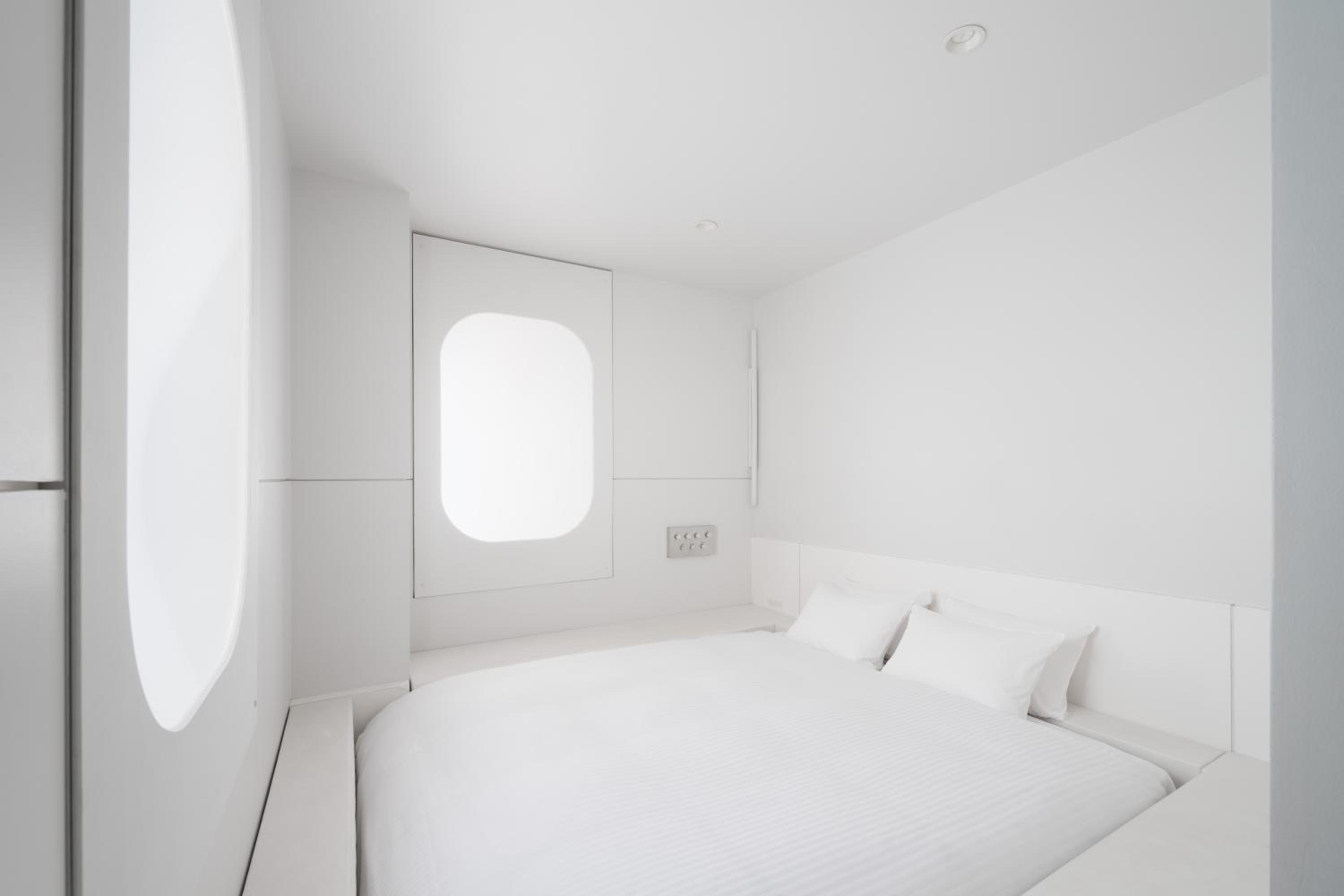 Non Smoking - Deluxe King Room - Float photo 3