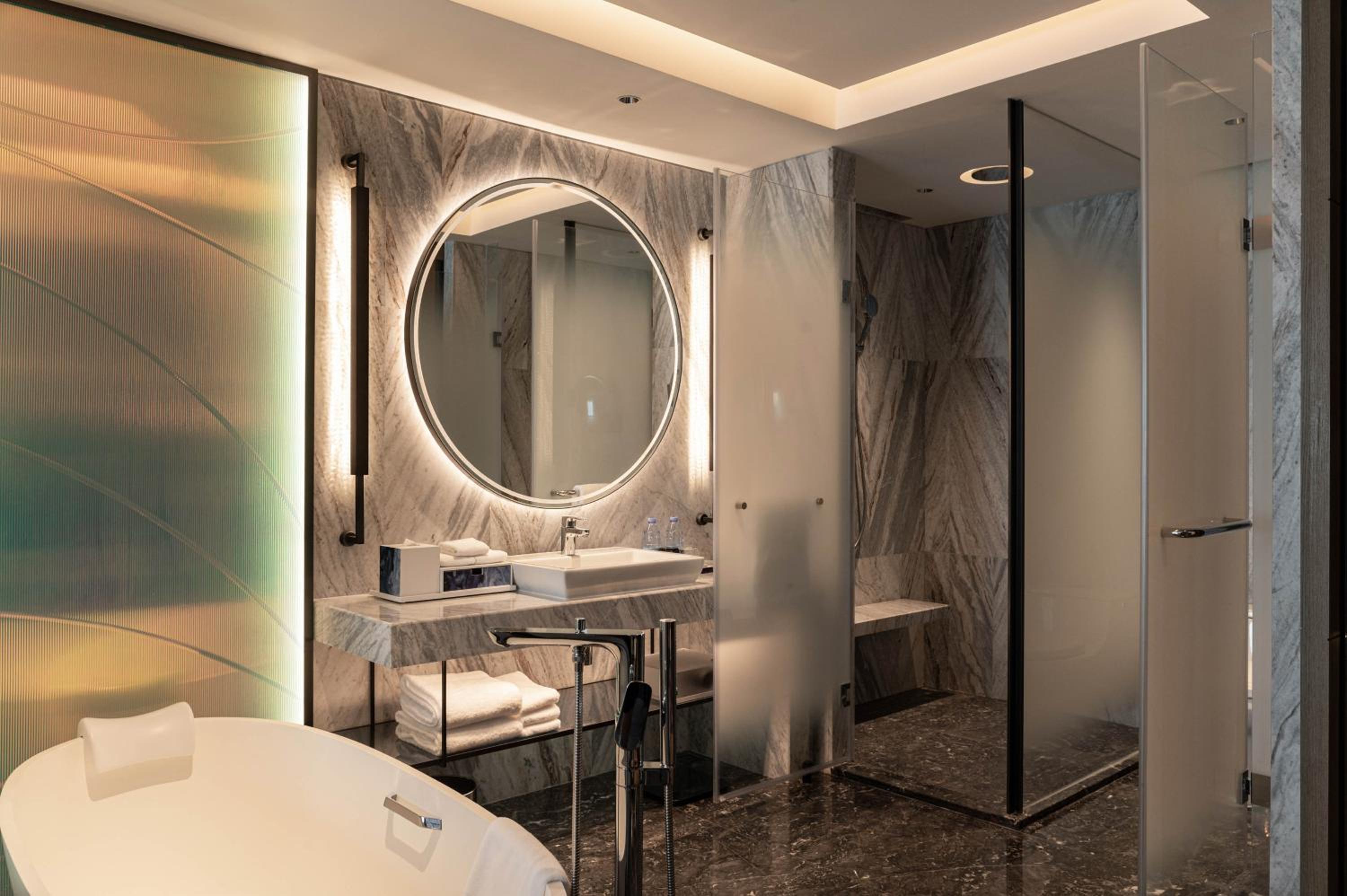 Executive King Room with Lake View - Club Lounge Access - Photo 3