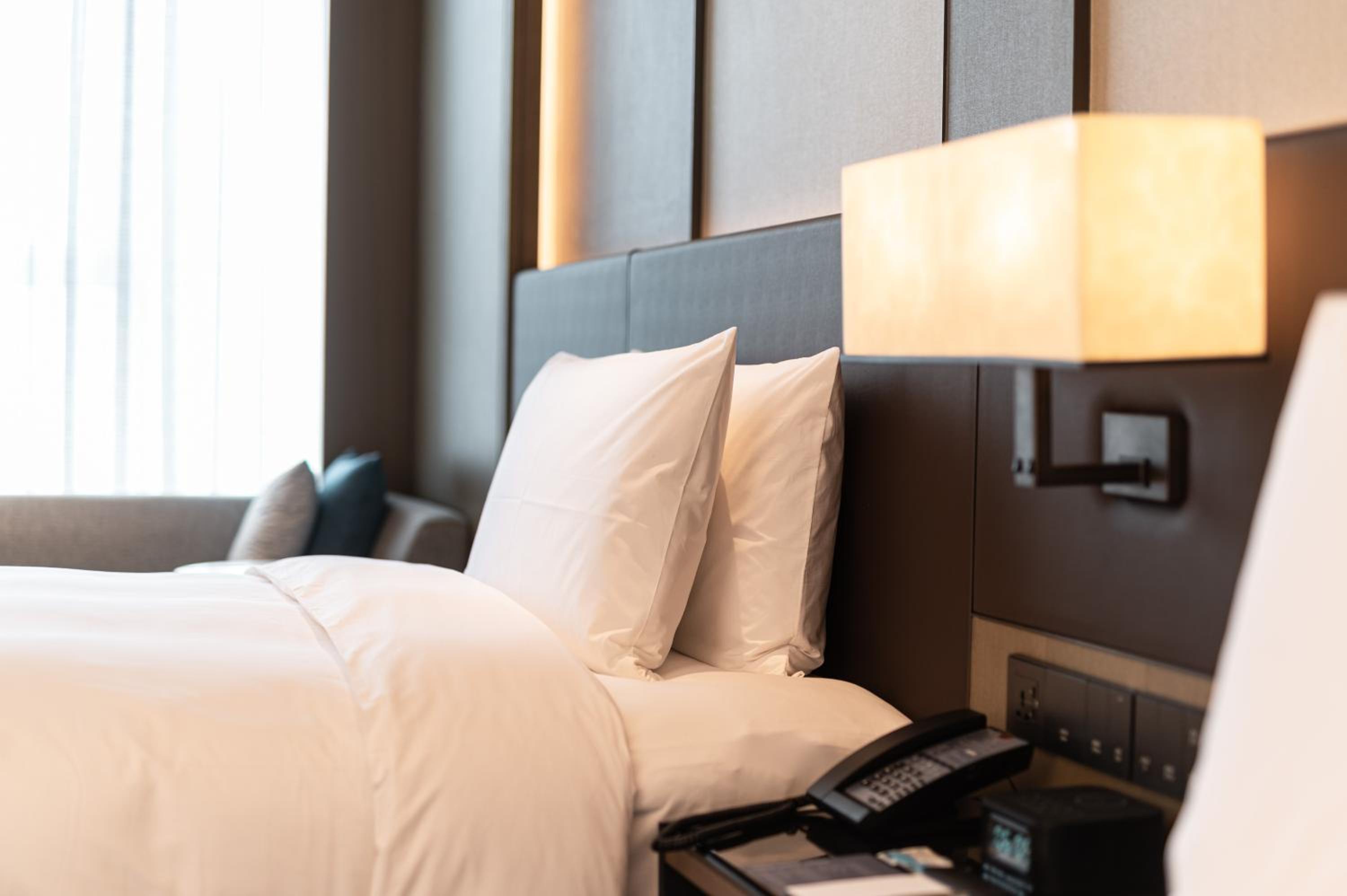 Executive King Room with Lake View - Club Lounge Access - Photo 4