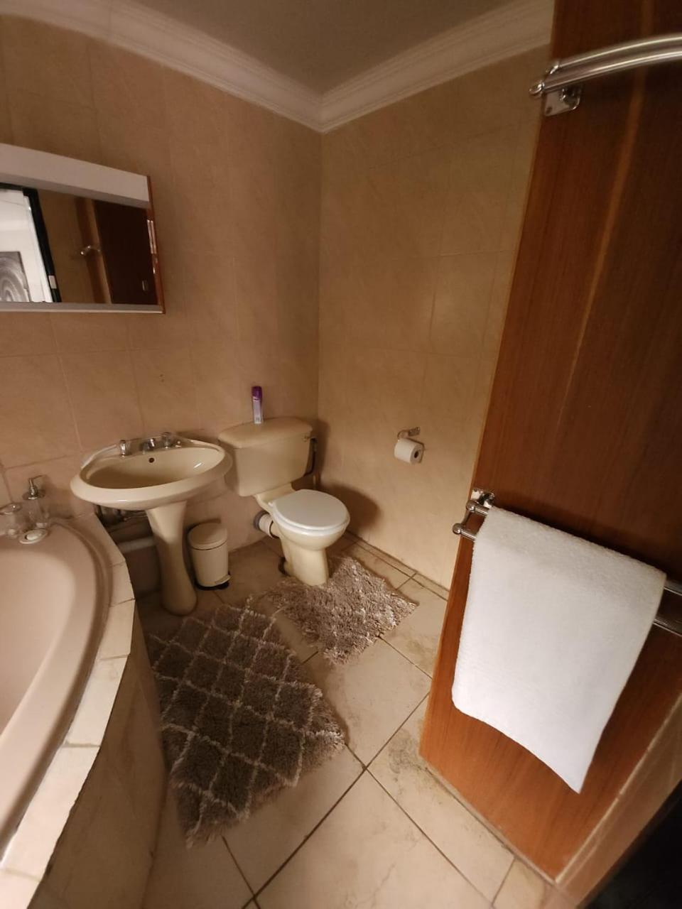 Double Room with Spa Bath - Photo 2