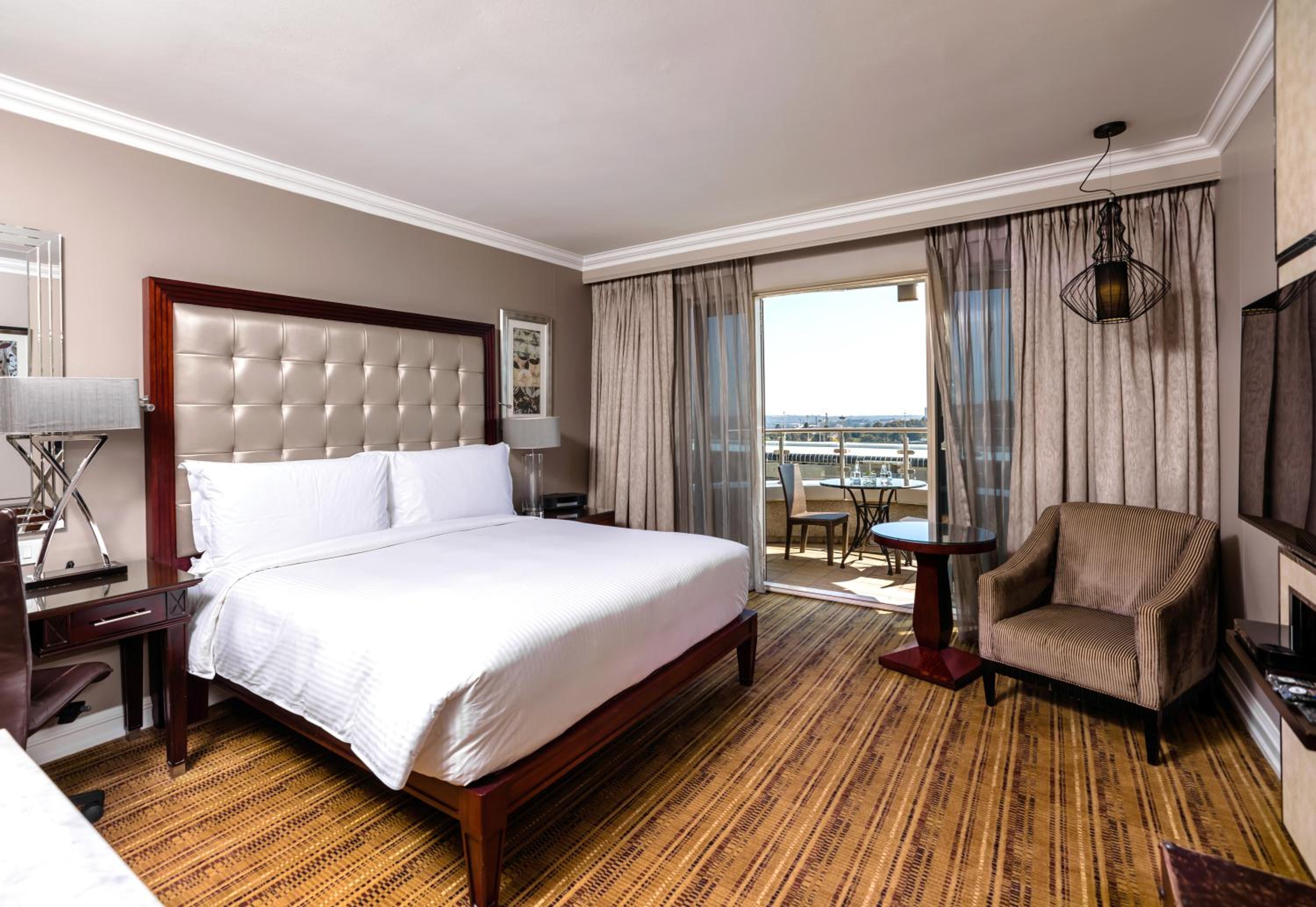 Classic King Room with Balcony - Photo 1