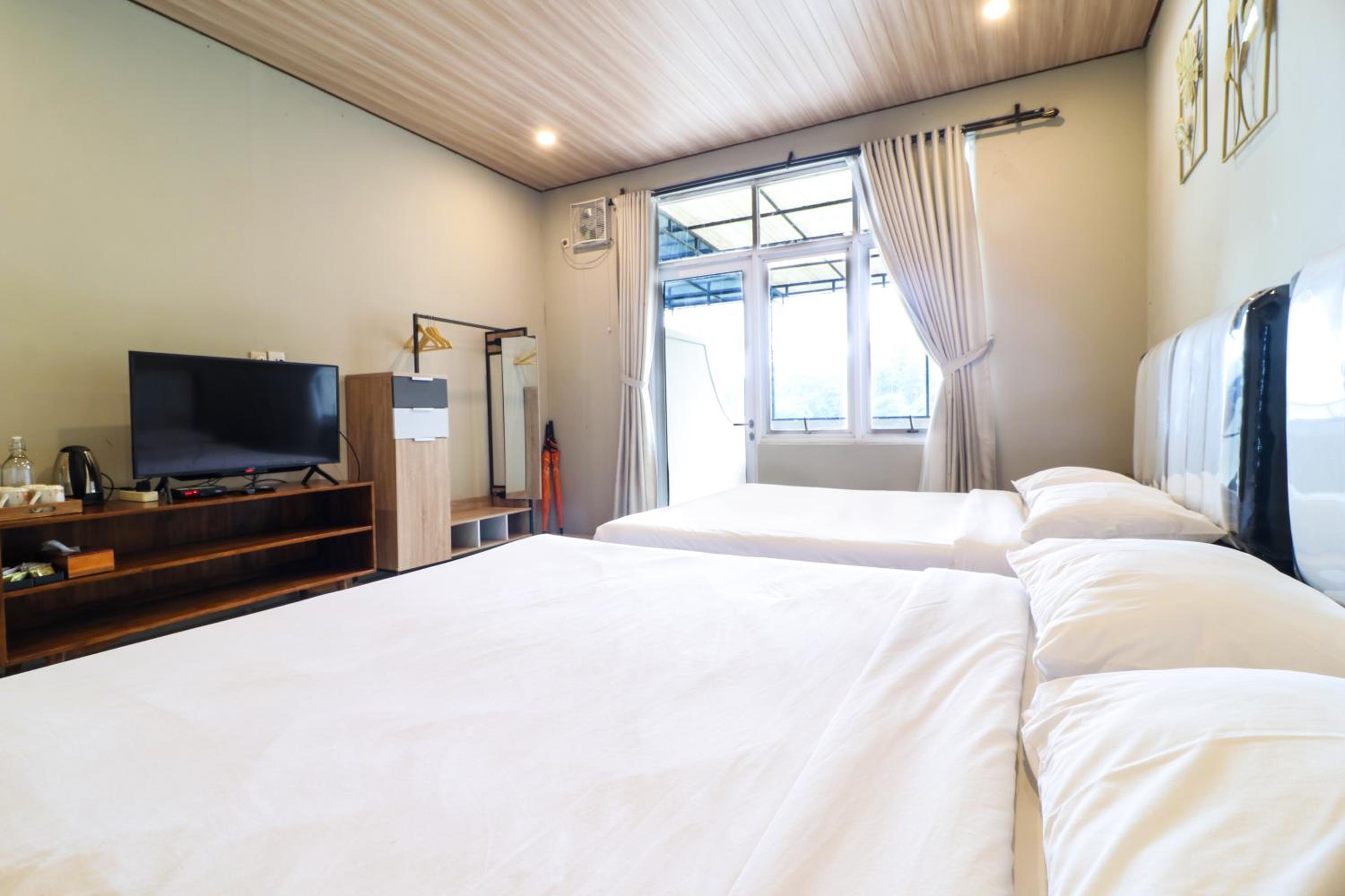 Deluxe Twin Room with Balcony