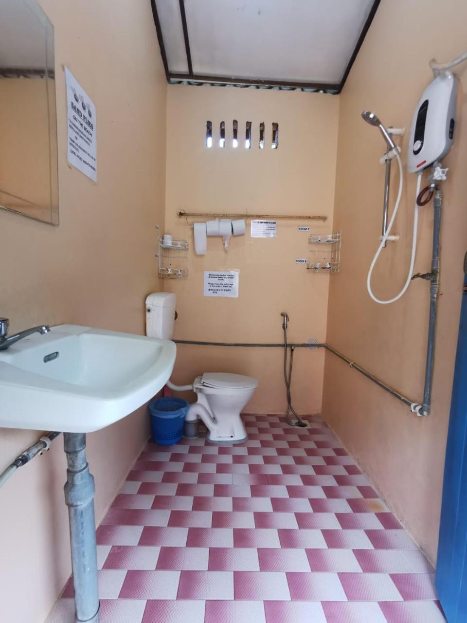 Basic AC Room For 3 People With Shared Toilet And Shower Room photo 2