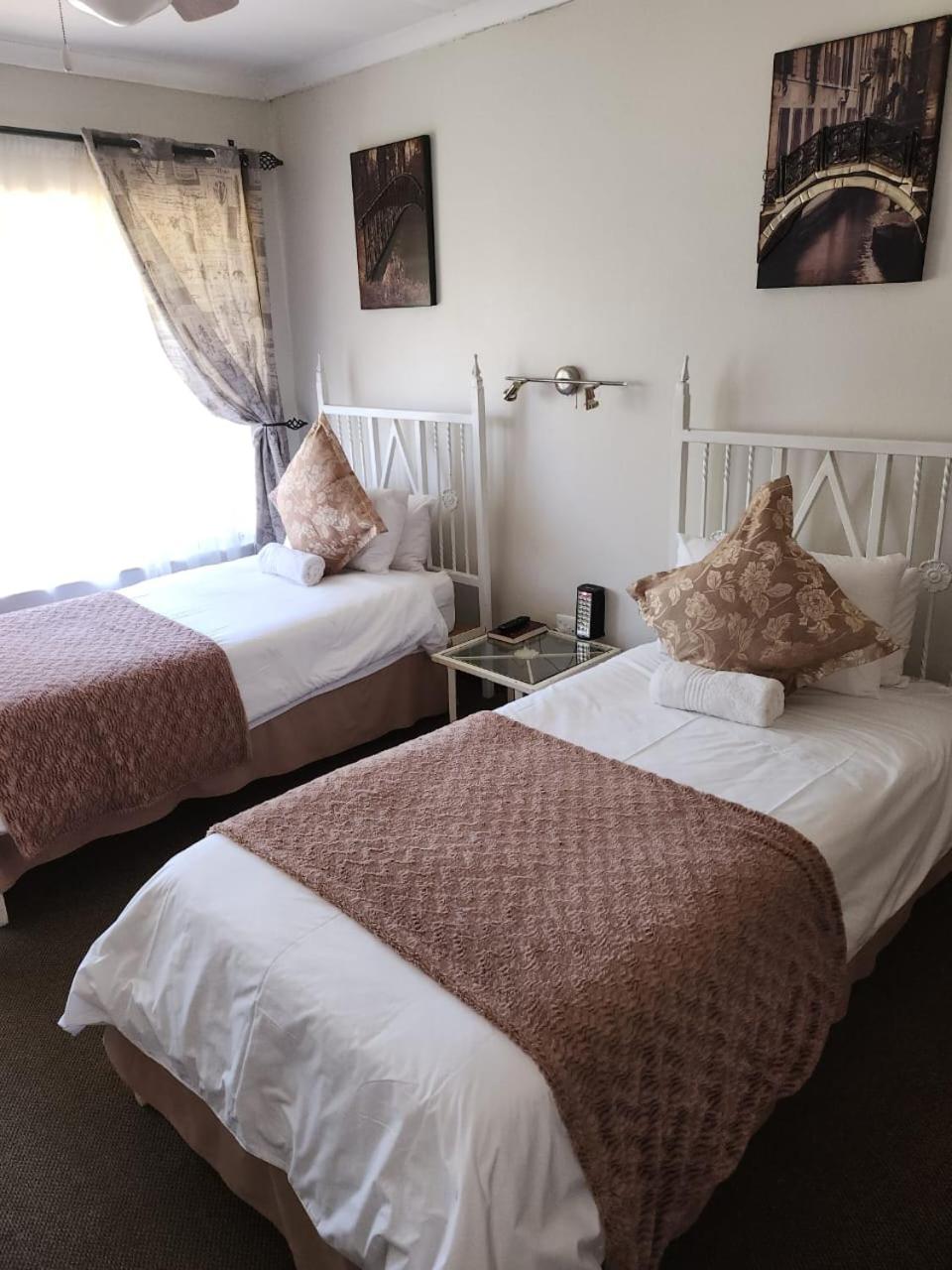 Twin Room - Photo 6