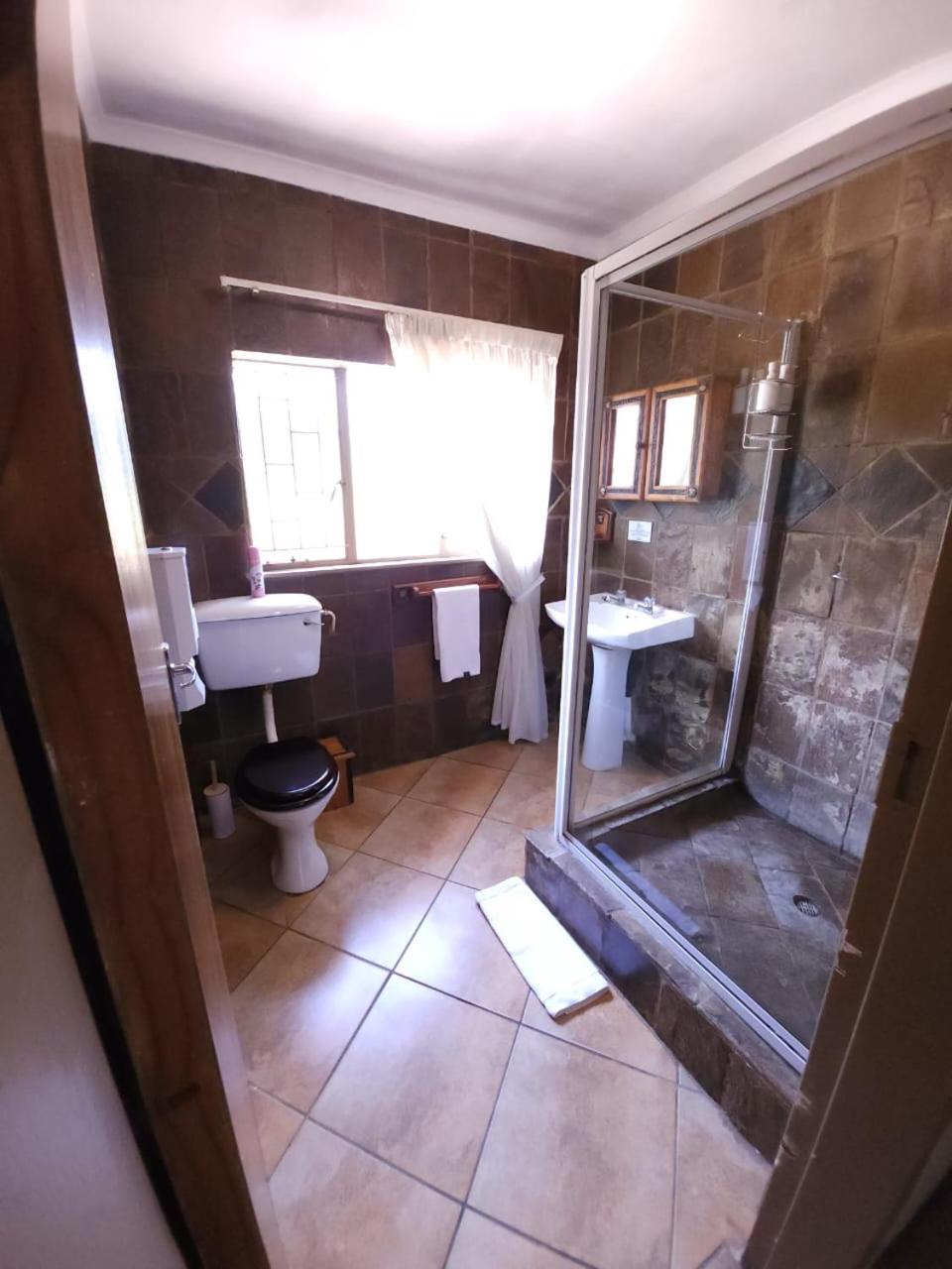 Twin Room - Photo 15