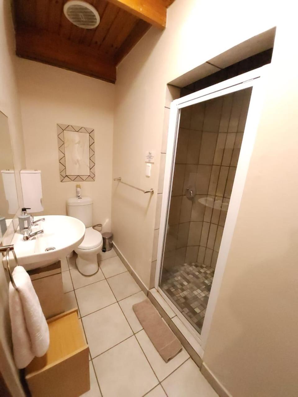 Twin Room - Photo 20