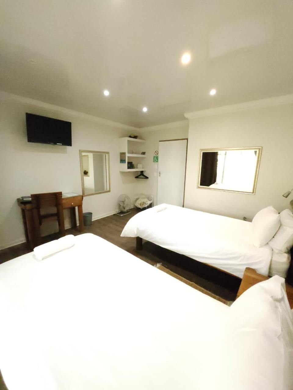 Twin Room - Photo 31