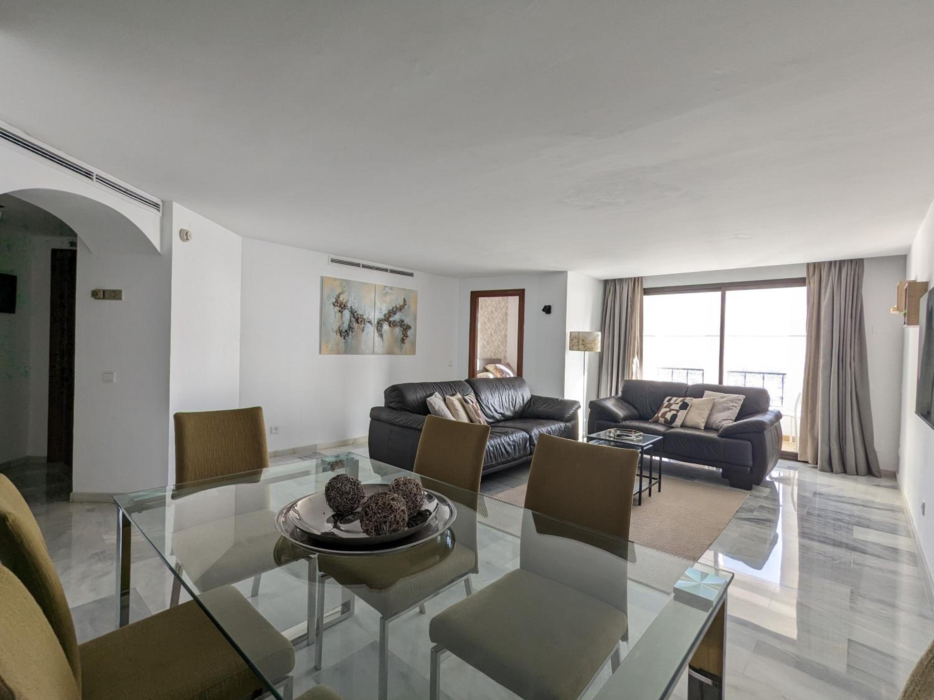 Apartamento de tres habitaciones con vista a Puerto Banús (5 adultos)
