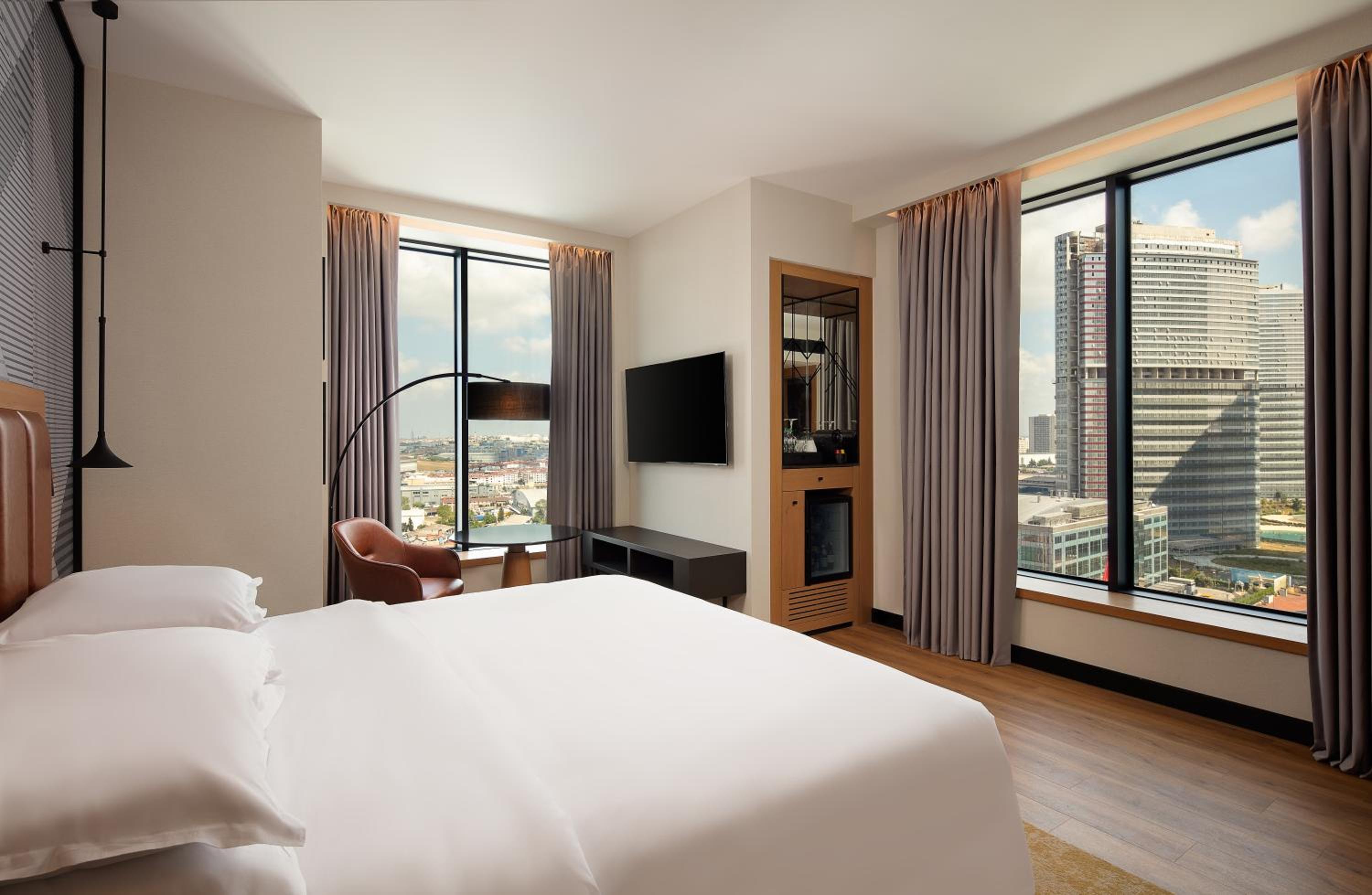 Premium Corner King Room with City View