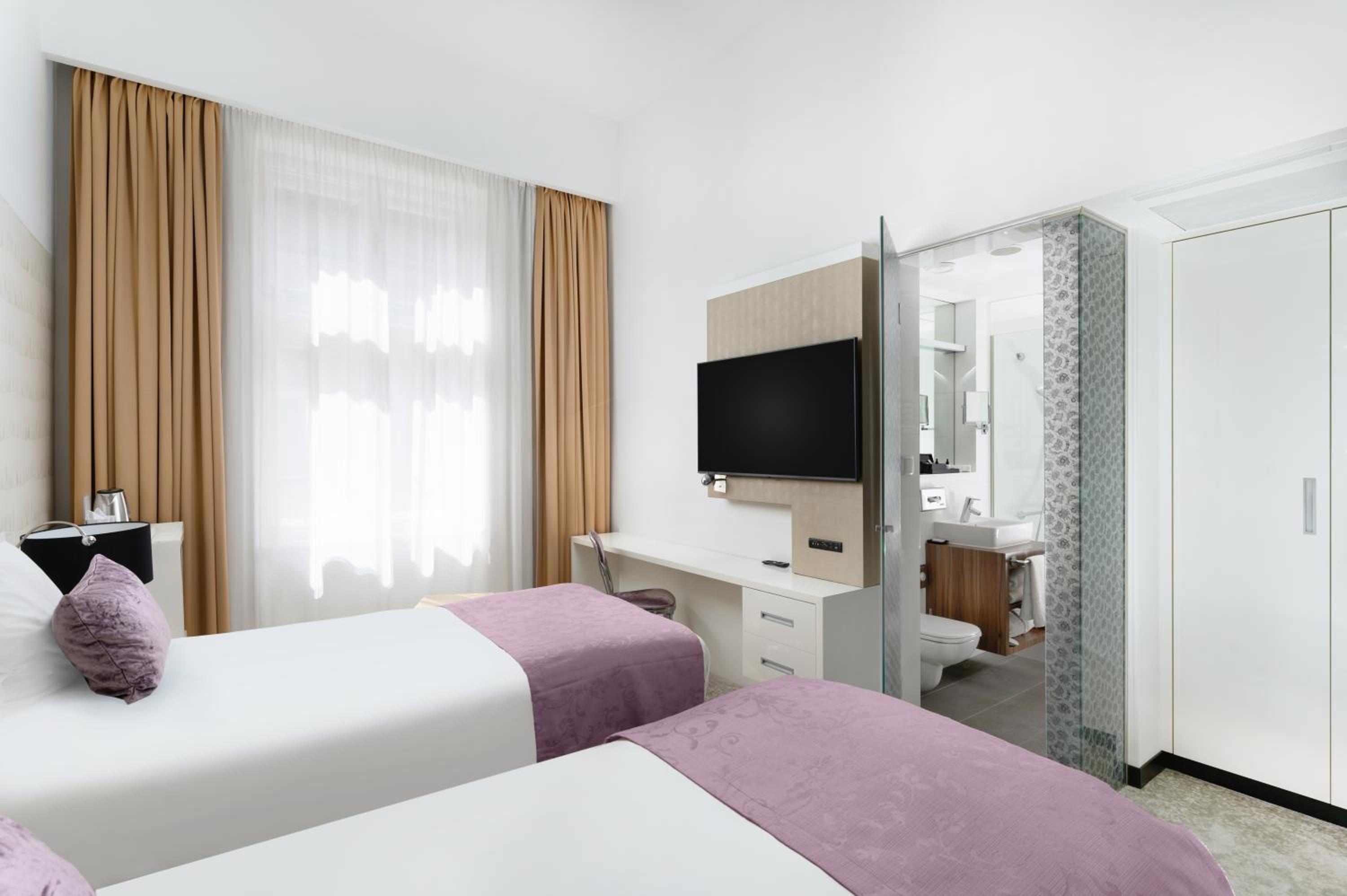 Classic Room with 2 Single Beds - Photo 8