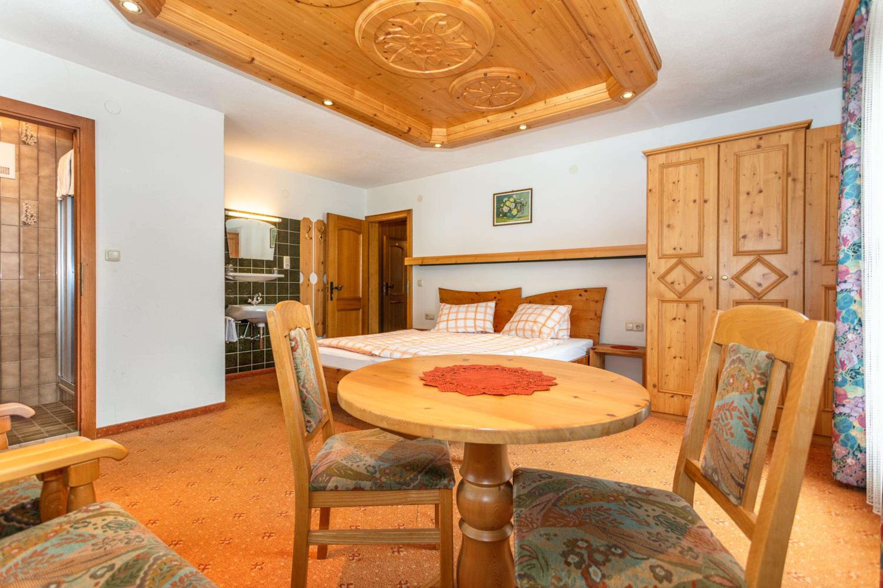 Apartment with Mountain View photo 3