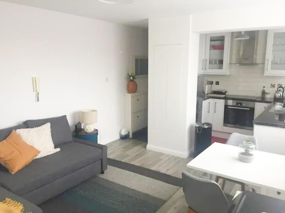 One-Bedroom Apartment photo 1