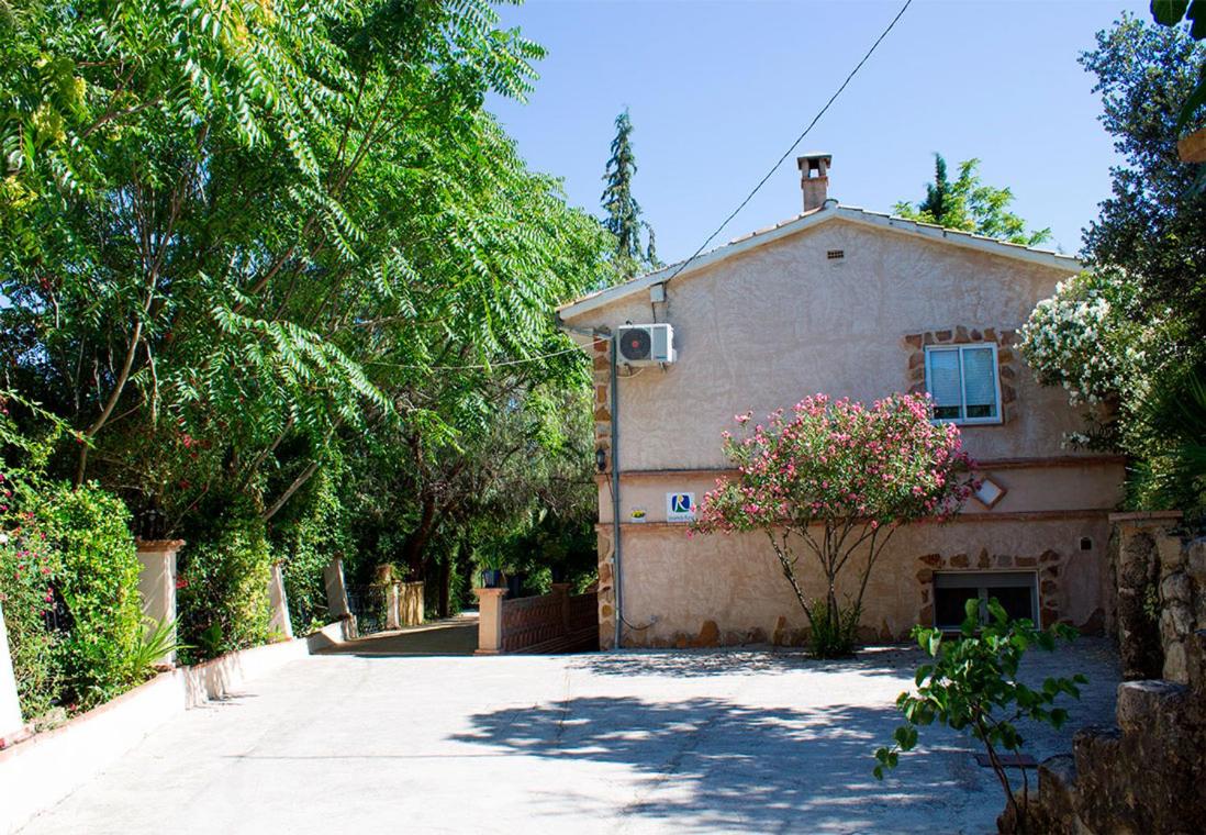 Six-Bedroom House photo 3