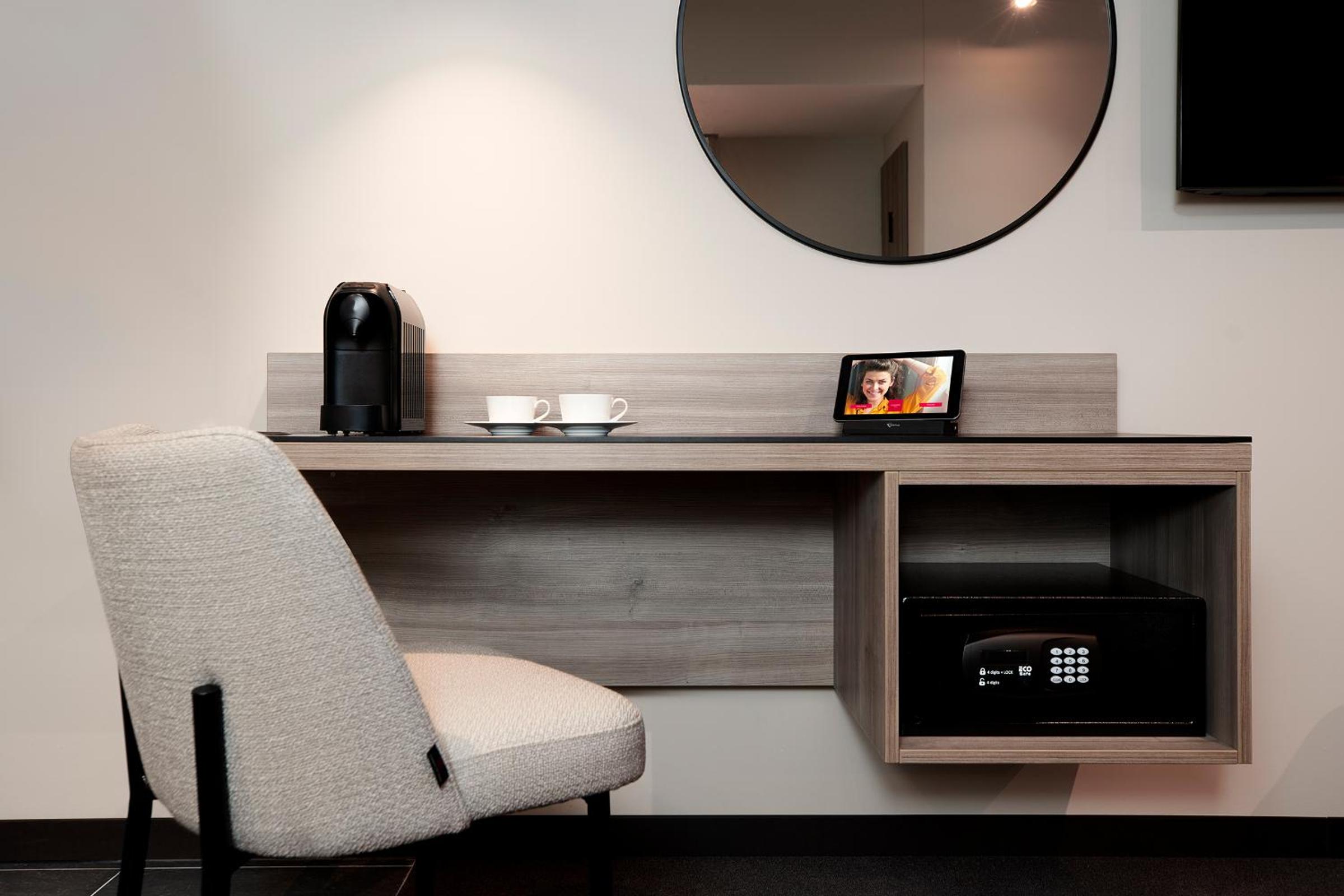 Superior Double Room thumbnail 5