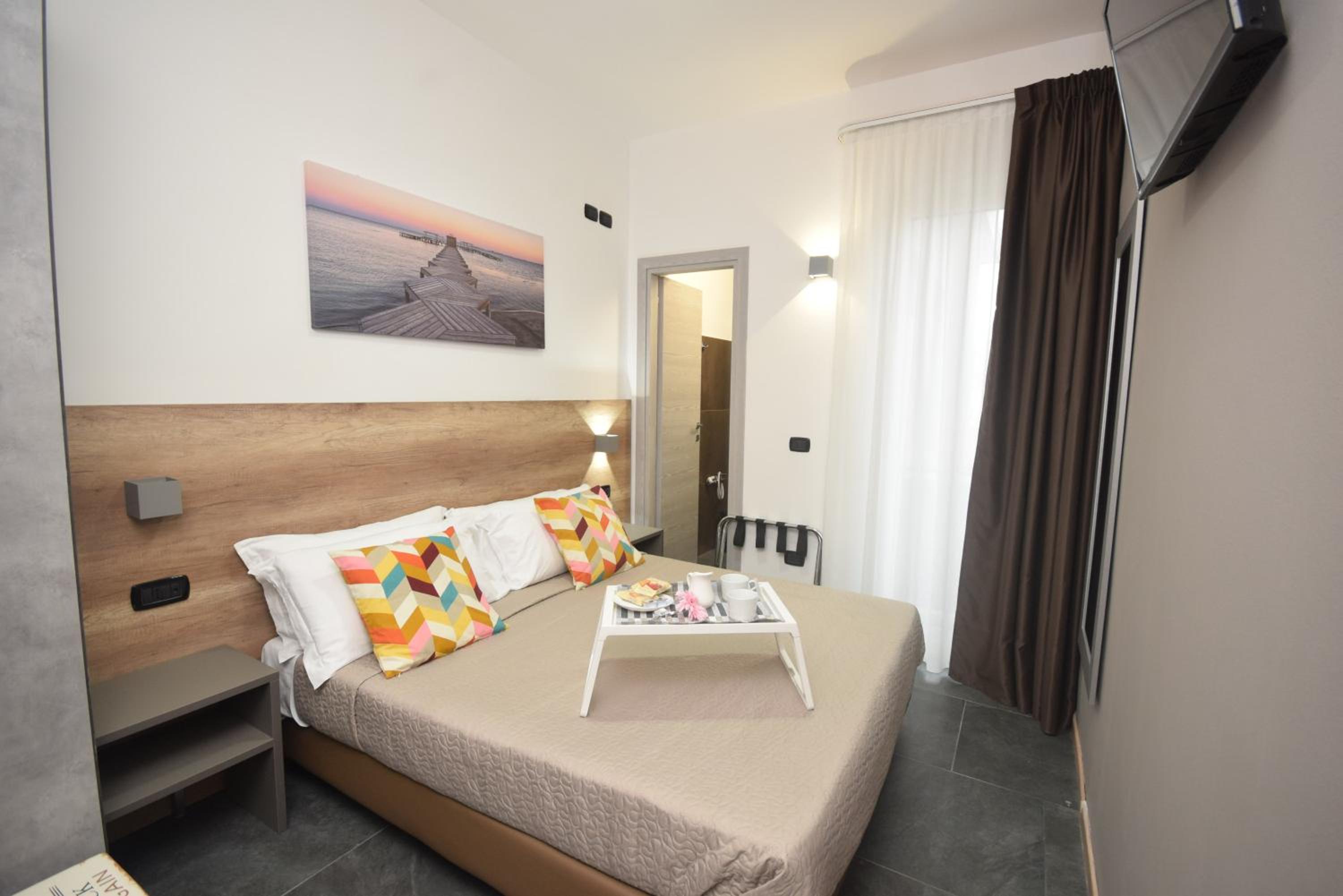 Large Double Room - Photo 9