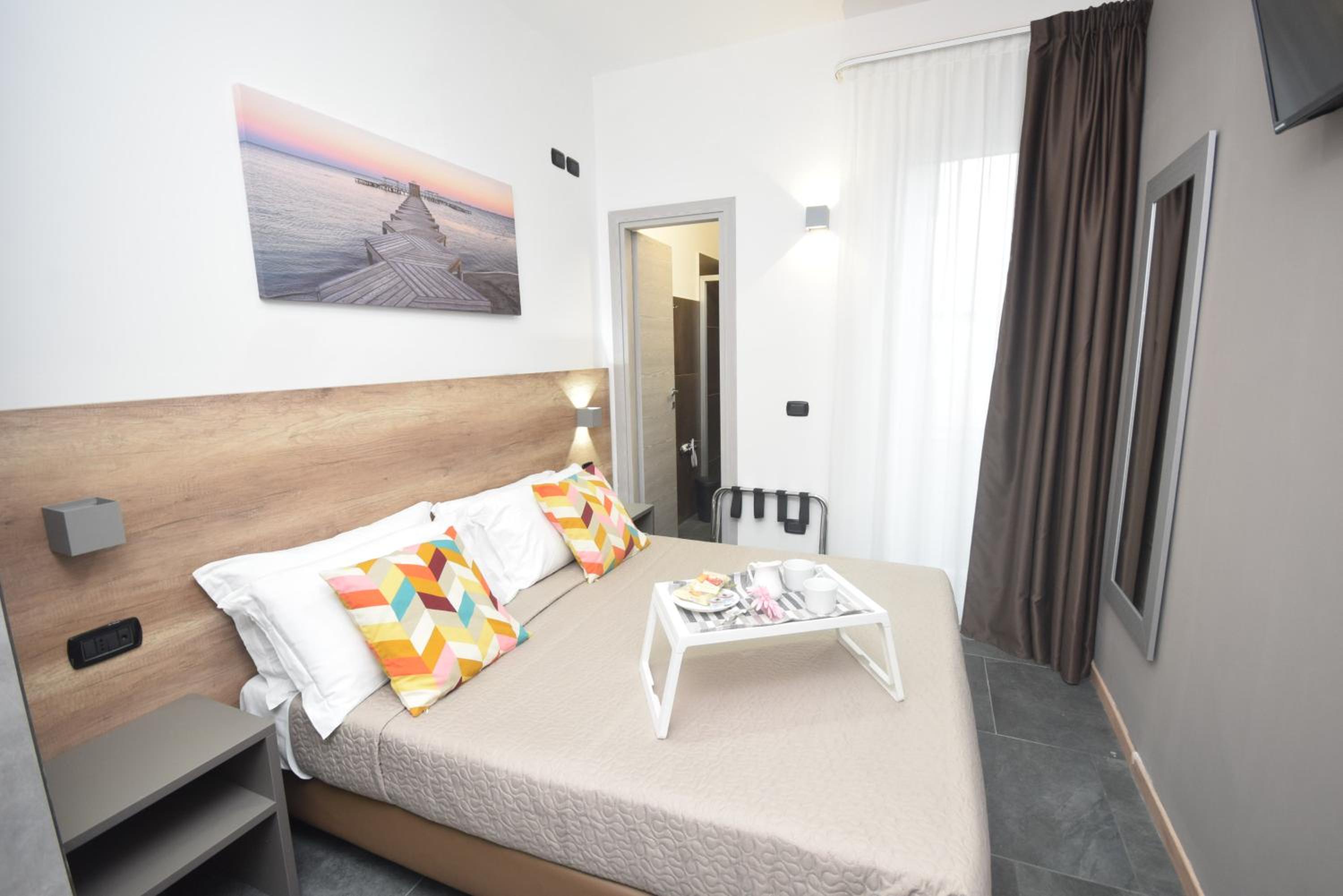 Large Double Room - Photo 6