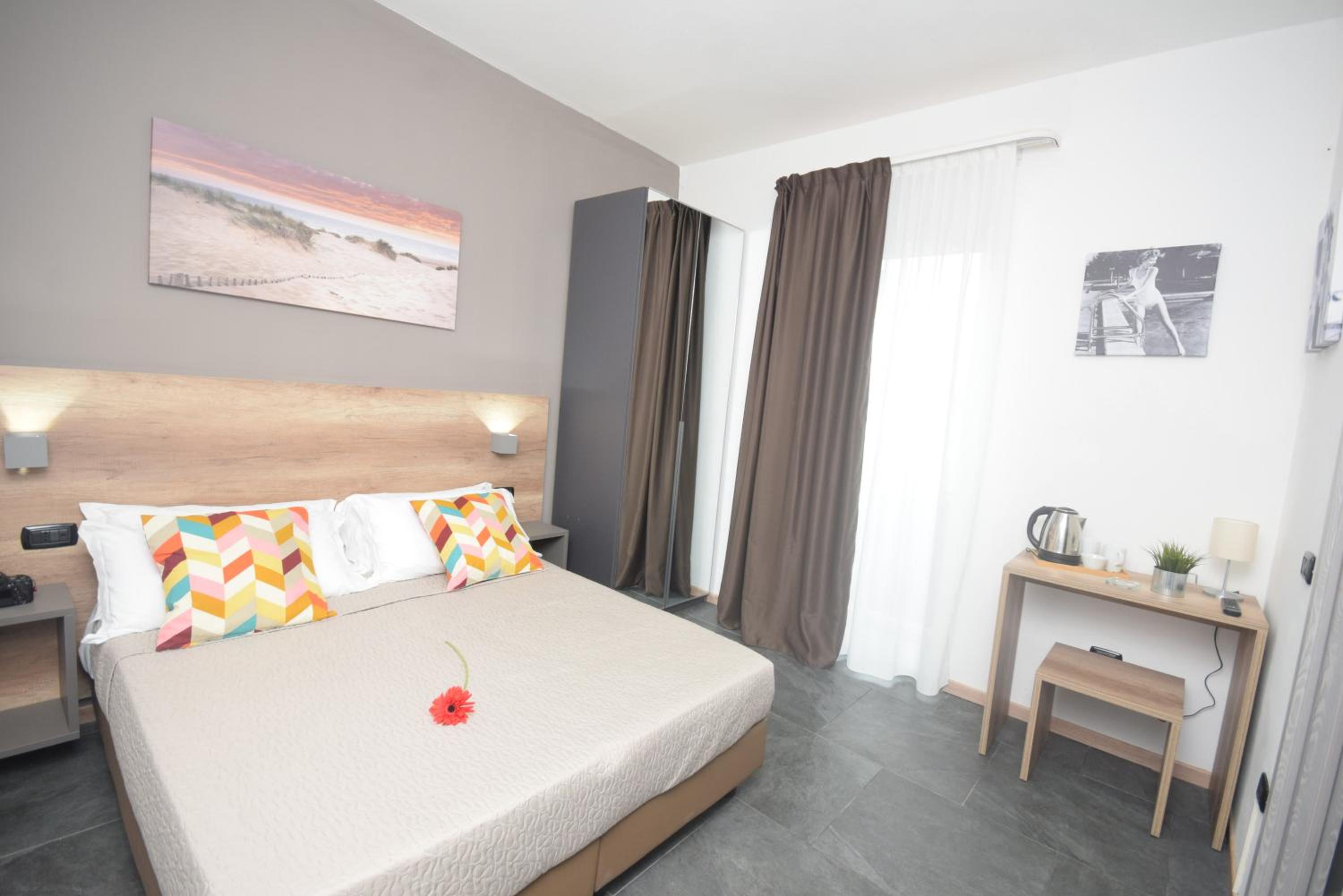 Large Double Room - Photo 7