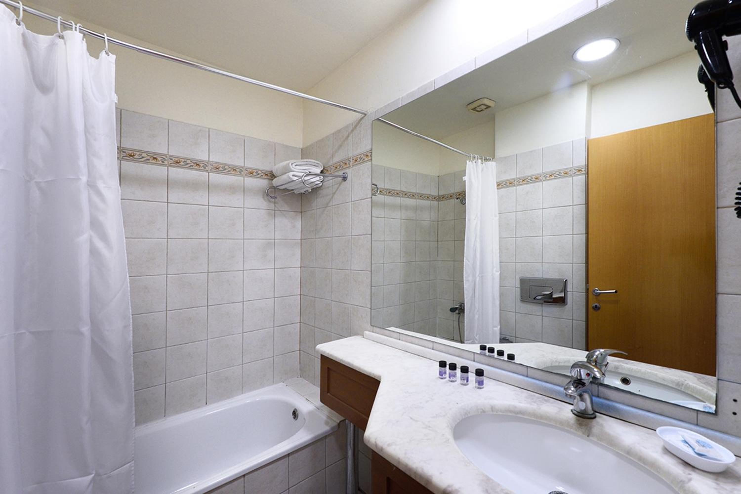 Double or Twin Room - Photo 8