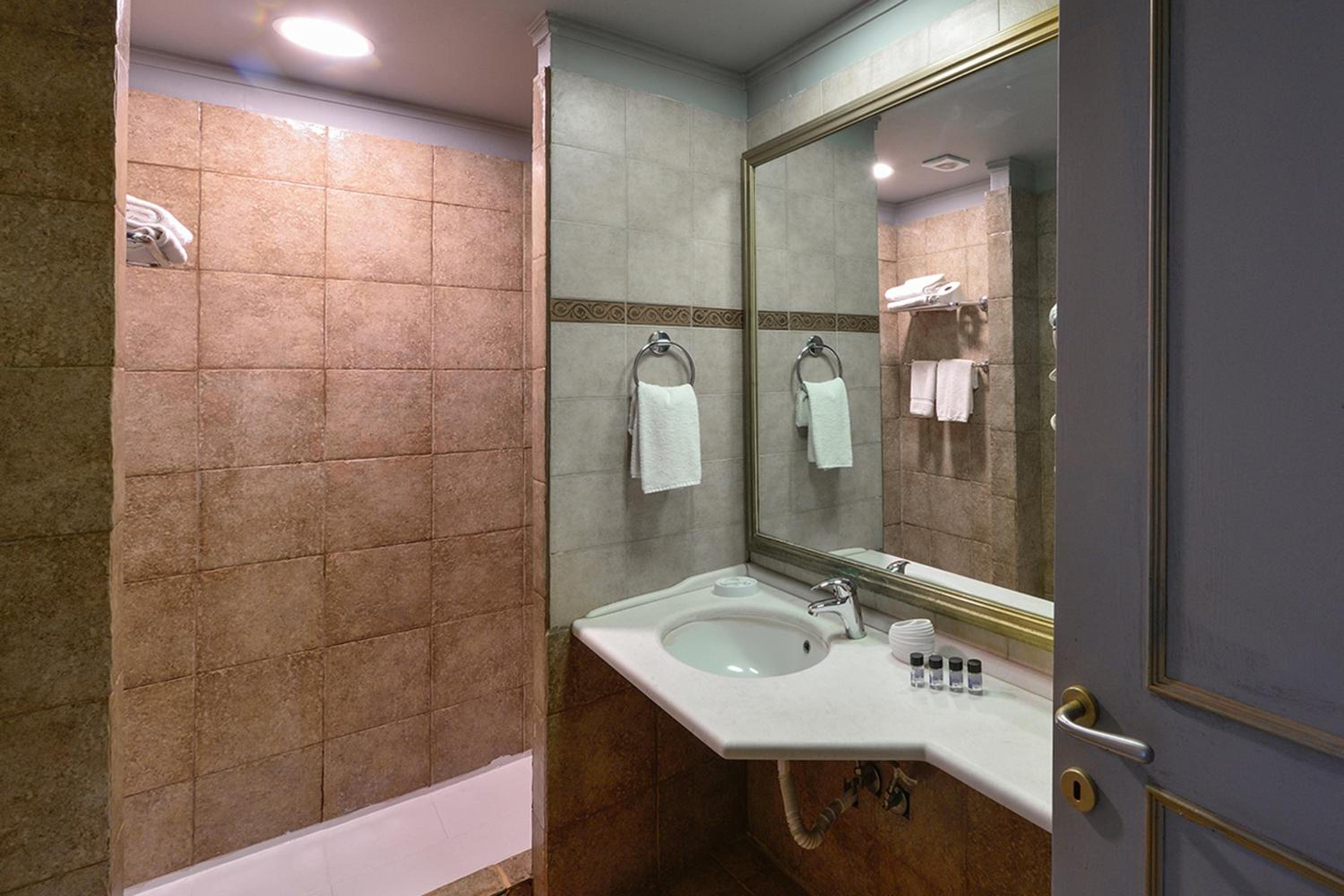 Double or Twin Room - Photo 6