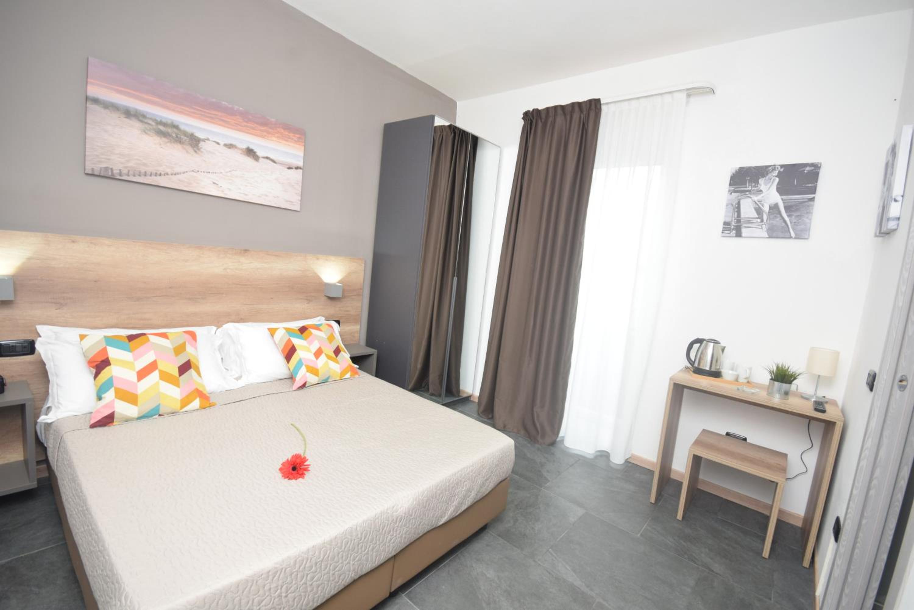 Large Double Room - Photo 8