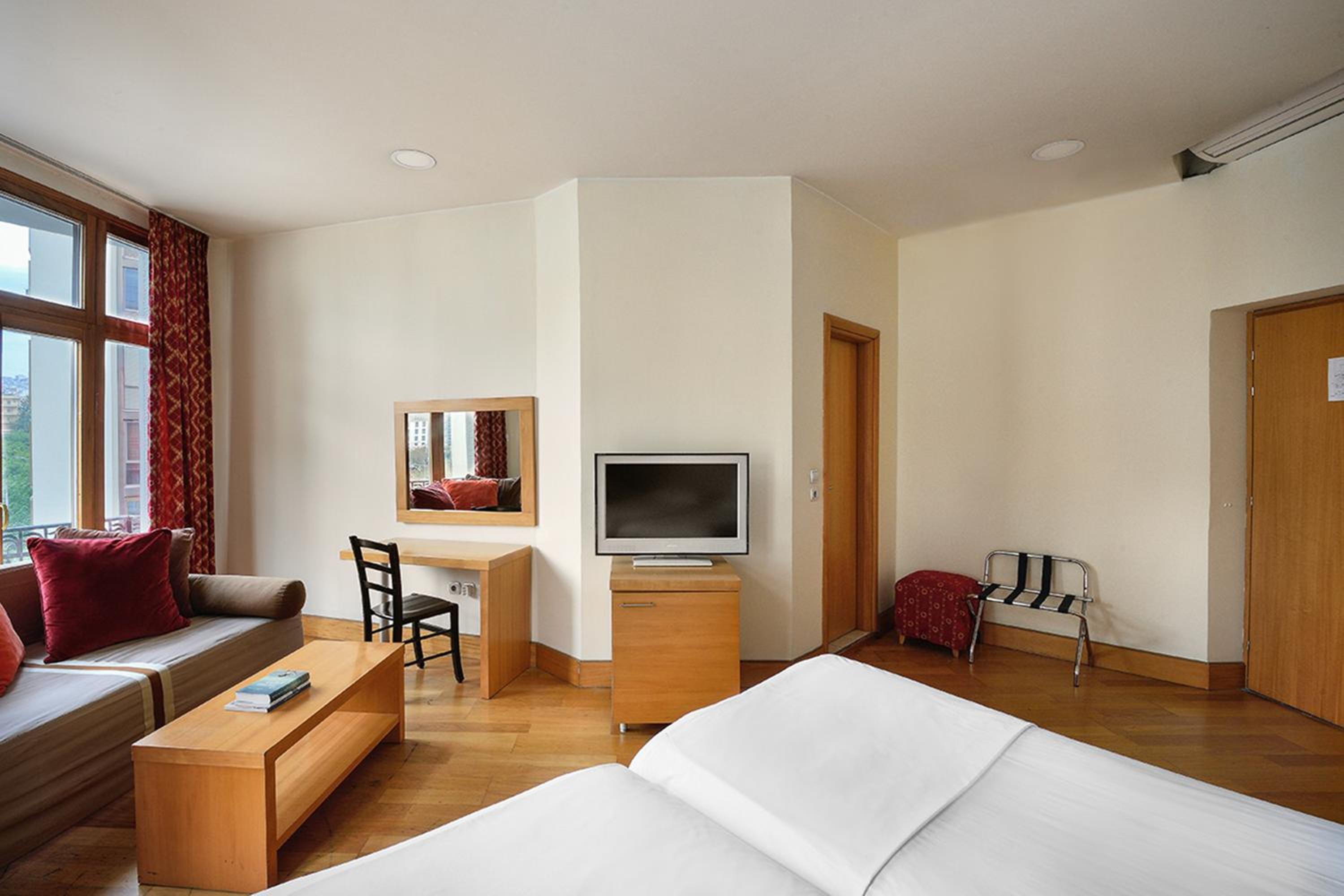 Executive Room - Photo 5