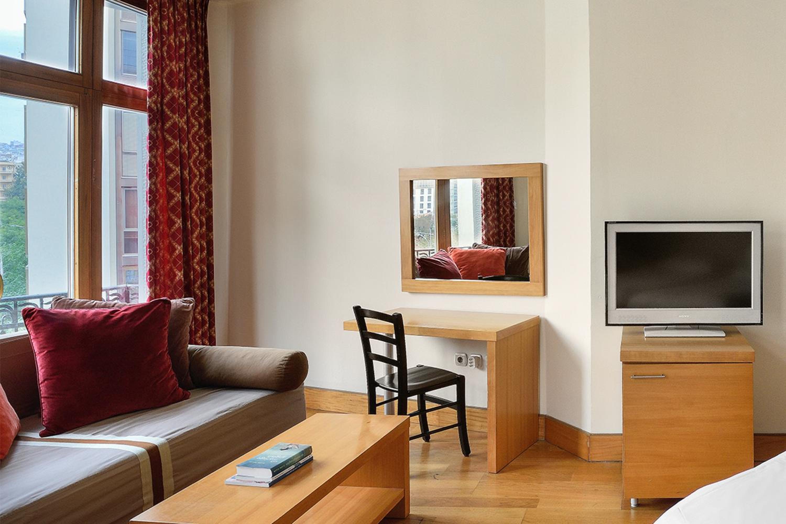 Executive Room - Photo 8