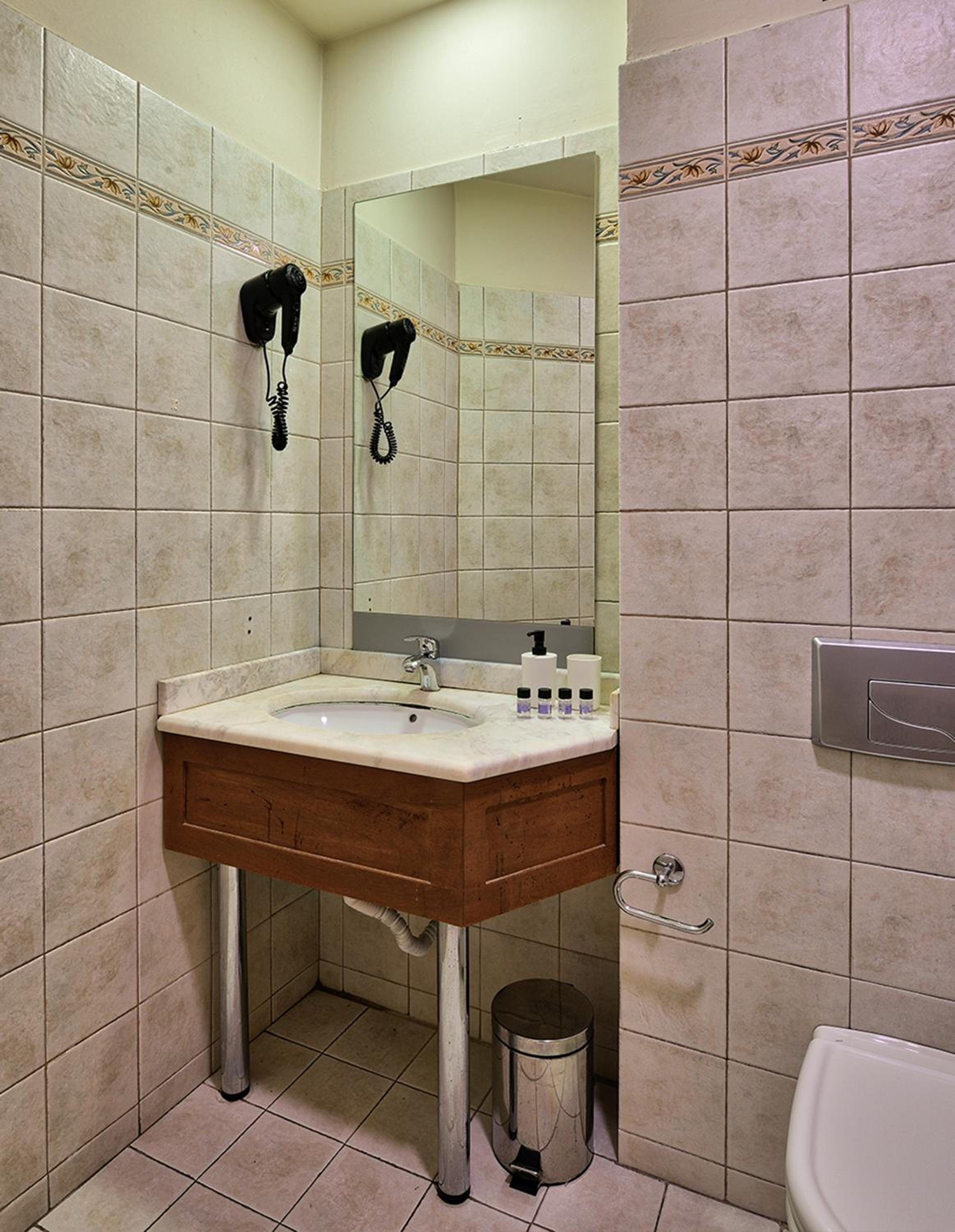 Executive Room - Photo 9
