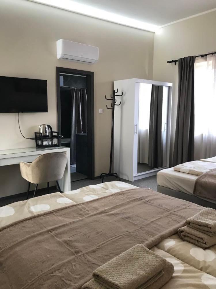 Quadruple Room with Bath - Photo 1