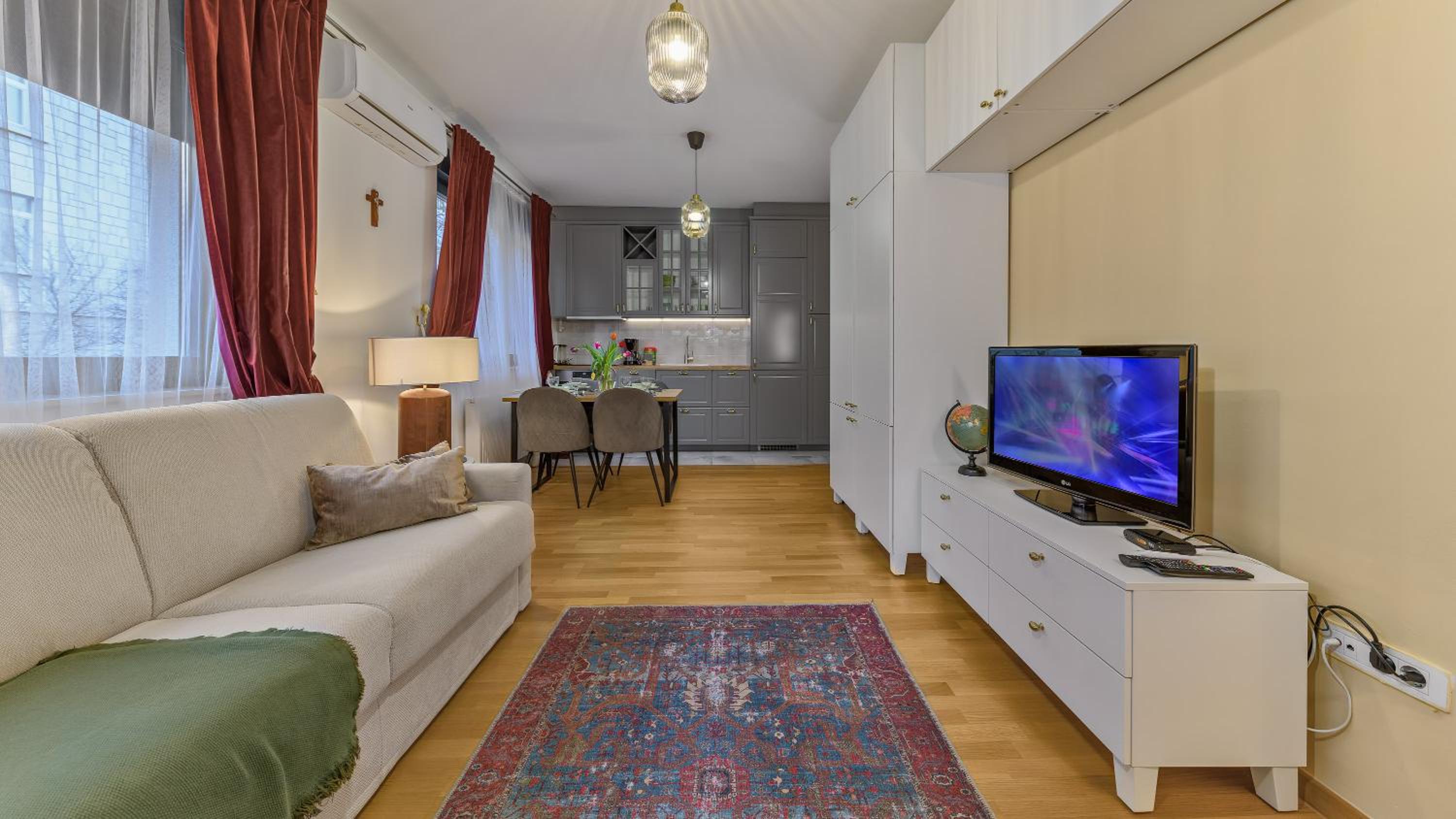 One-Bedroom Apartment - Photo 2